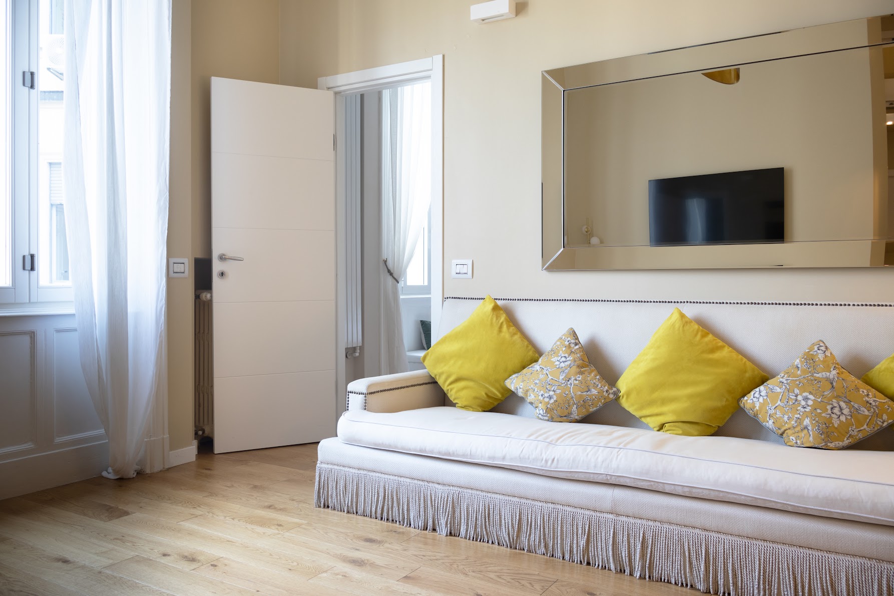 Palazzo Ambrogio Carrobbio: Stylish 3-Bedroom Luxury Apartment with Modern Amenities, Milan Carrobbio
