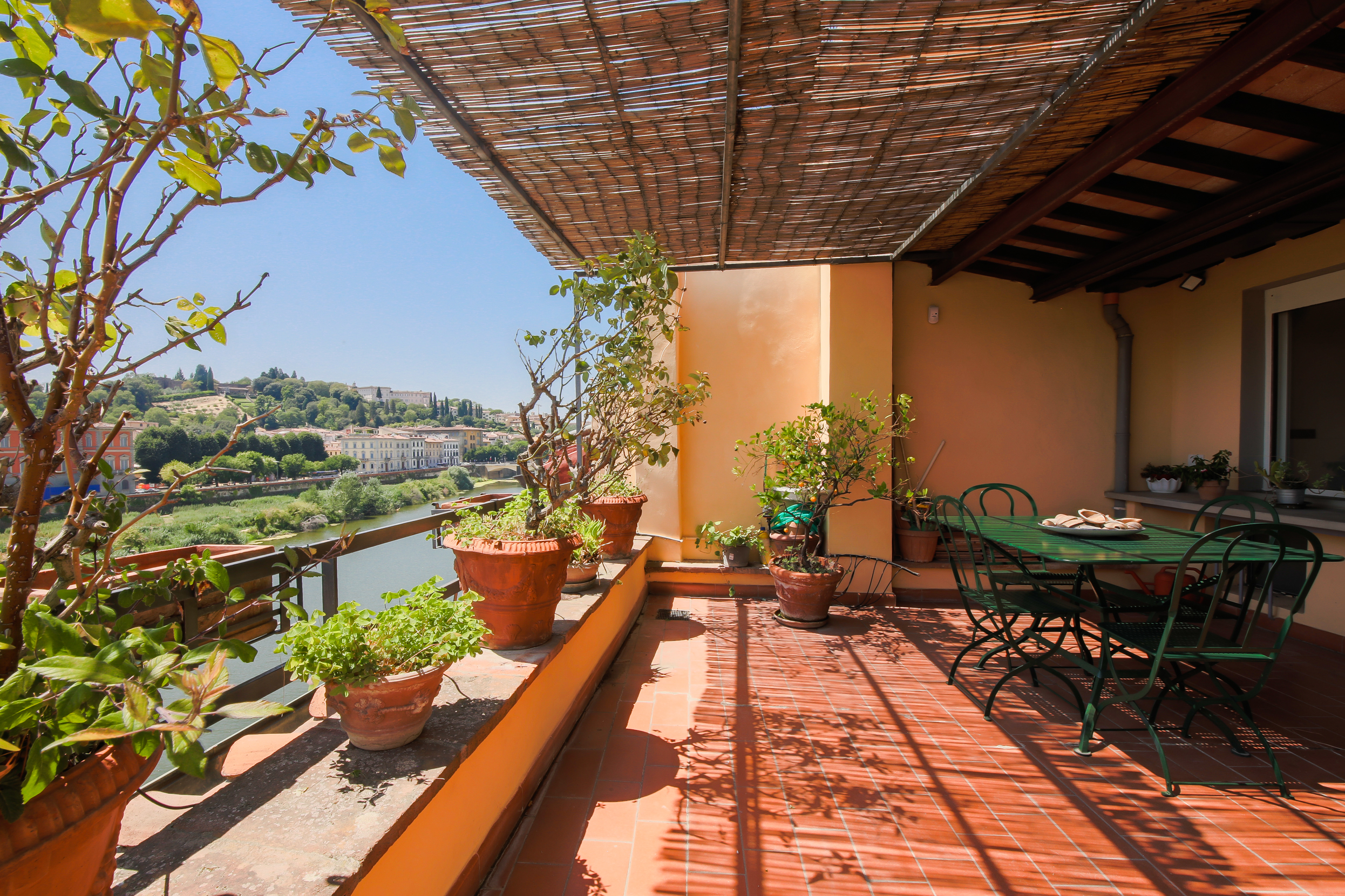 Palazzo Arno Santa Croce Santa Croce: Charming 3-Bedroom Apartment with River Views, Florence