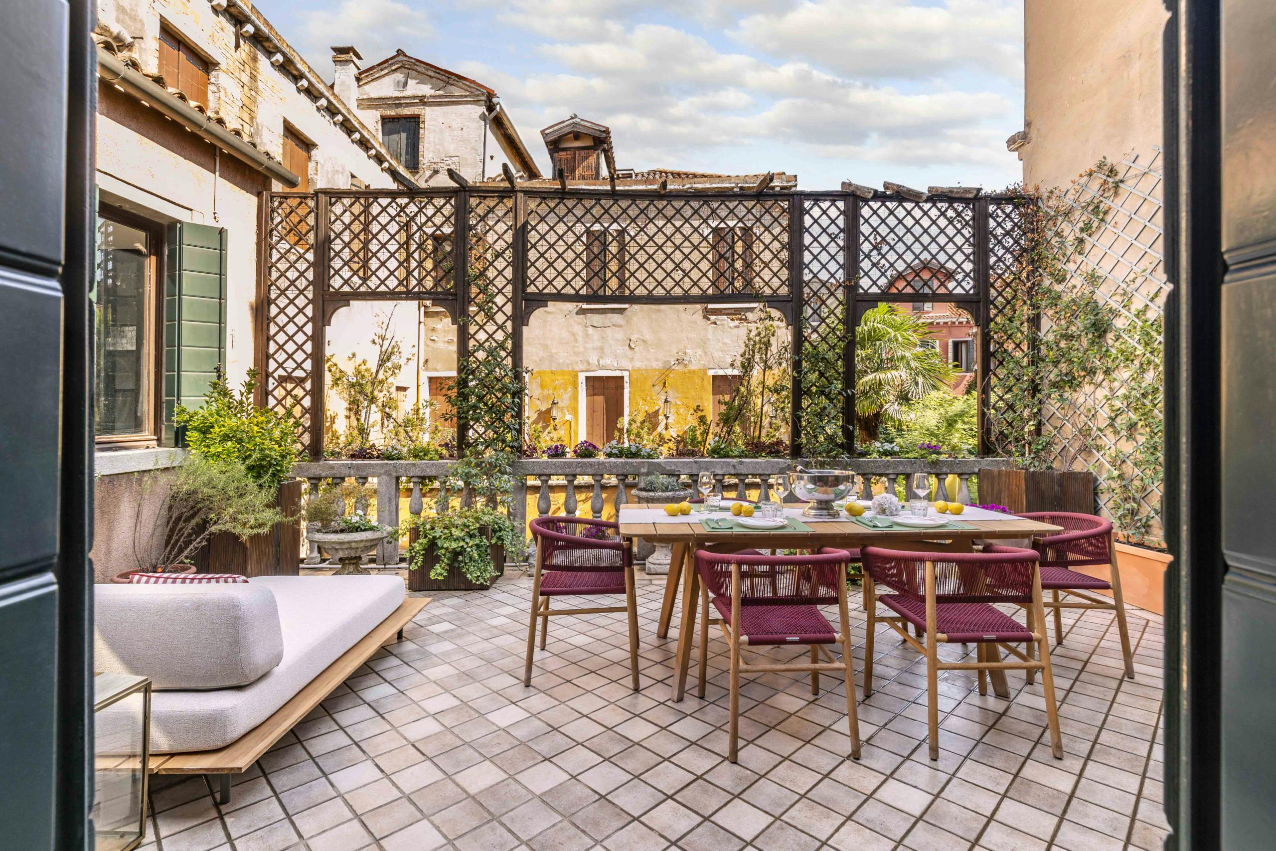 Palazzo Barena Venezia: Elegant 1-Bedroom Apartment Rental with Private Terrace in Dorsoduro, Venice