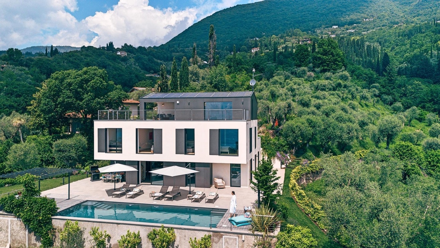 Palazzo Benaco Verona: Spacious 4-Bedroom Apartment with Pool, Verona