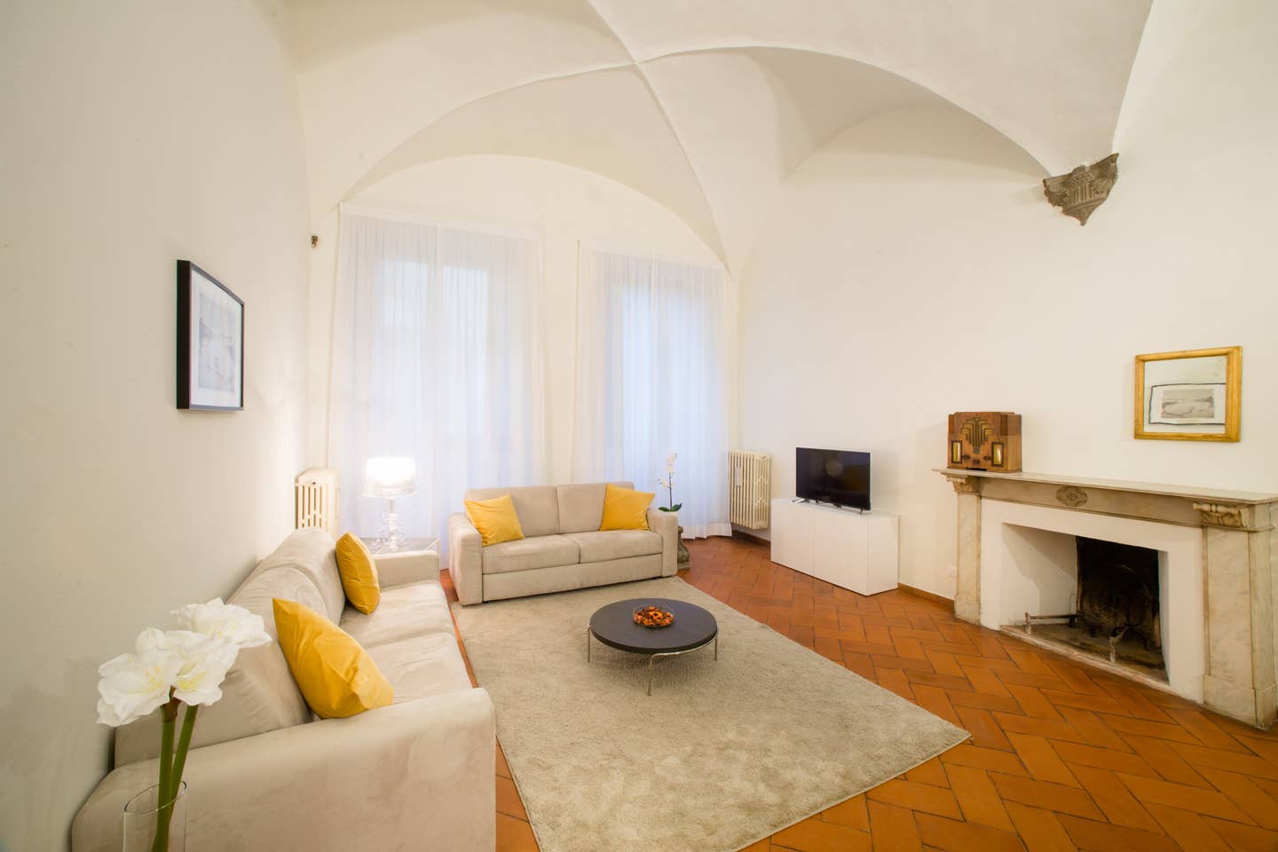Palazzo Benvenuto Firenze: Spacious 4-Bedroom Apartment for Families, Florence