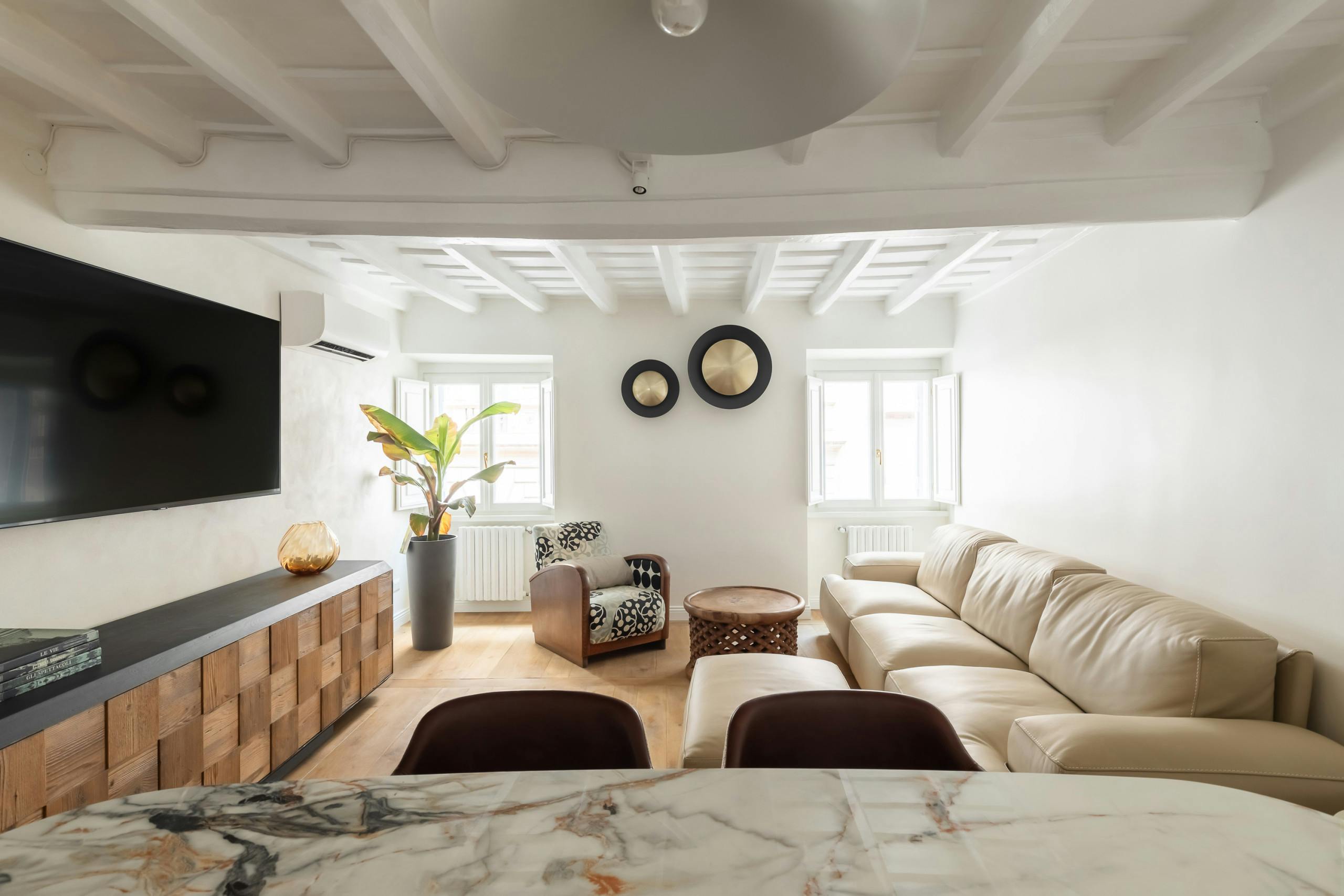 Palazzo Borgo Rome: Luxury 2-Bedroom Apartment with Private Patio, Borgo Rome