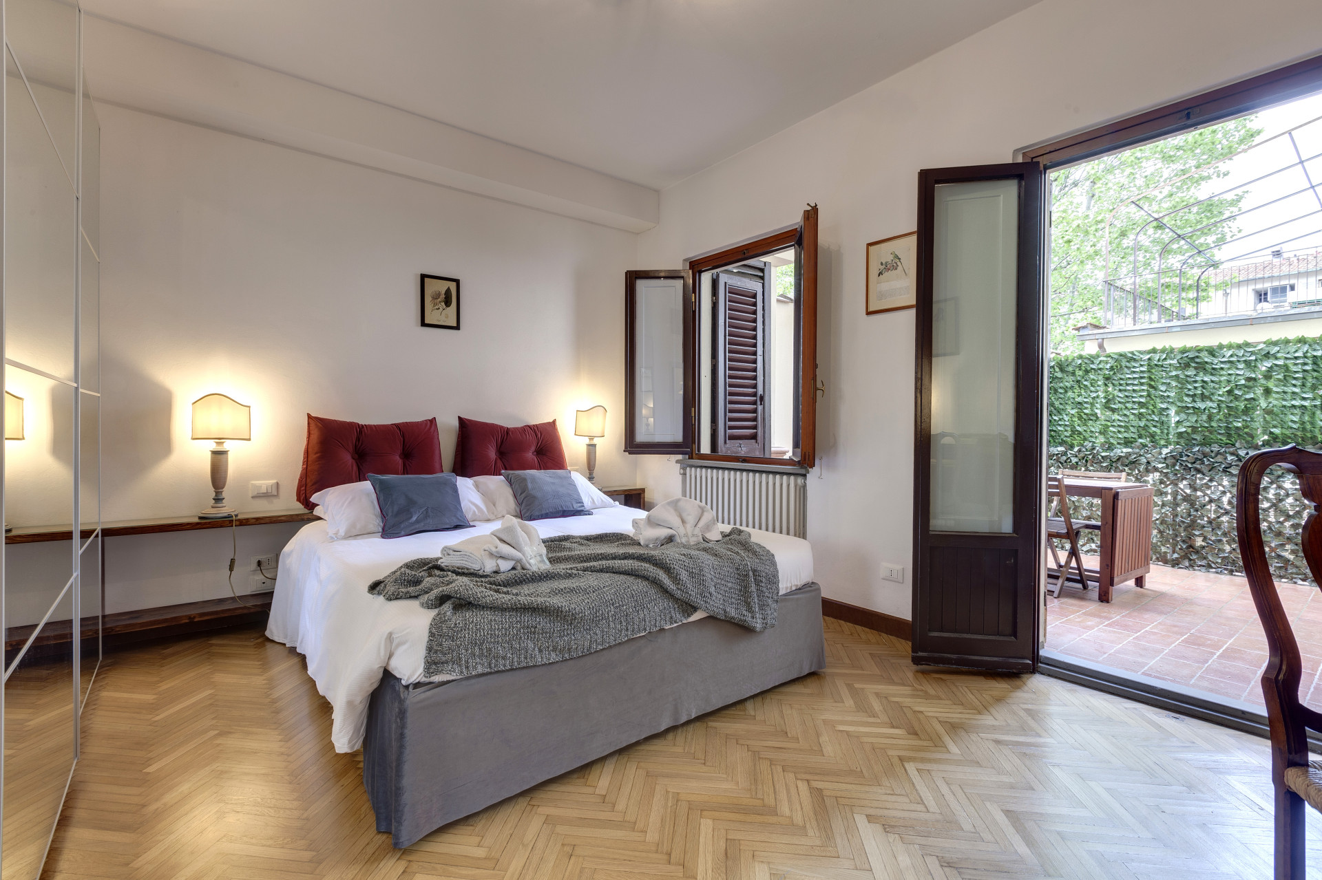 Palazzo Buontalenti Accademia: Stylish 2-Bedroom Apartment with Hot Tub in Florence Accademia