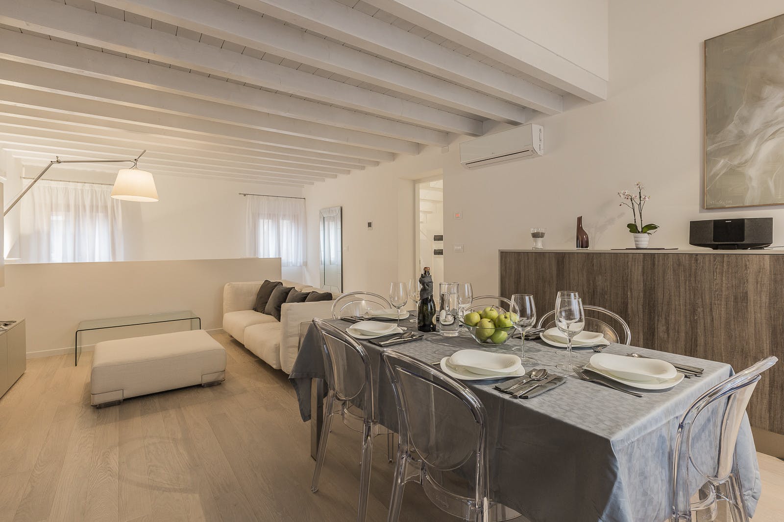 Palazzo Calegaria Venezia: Stylish 3-Bedroom Apartment with Sea Views in San Marco, Venice