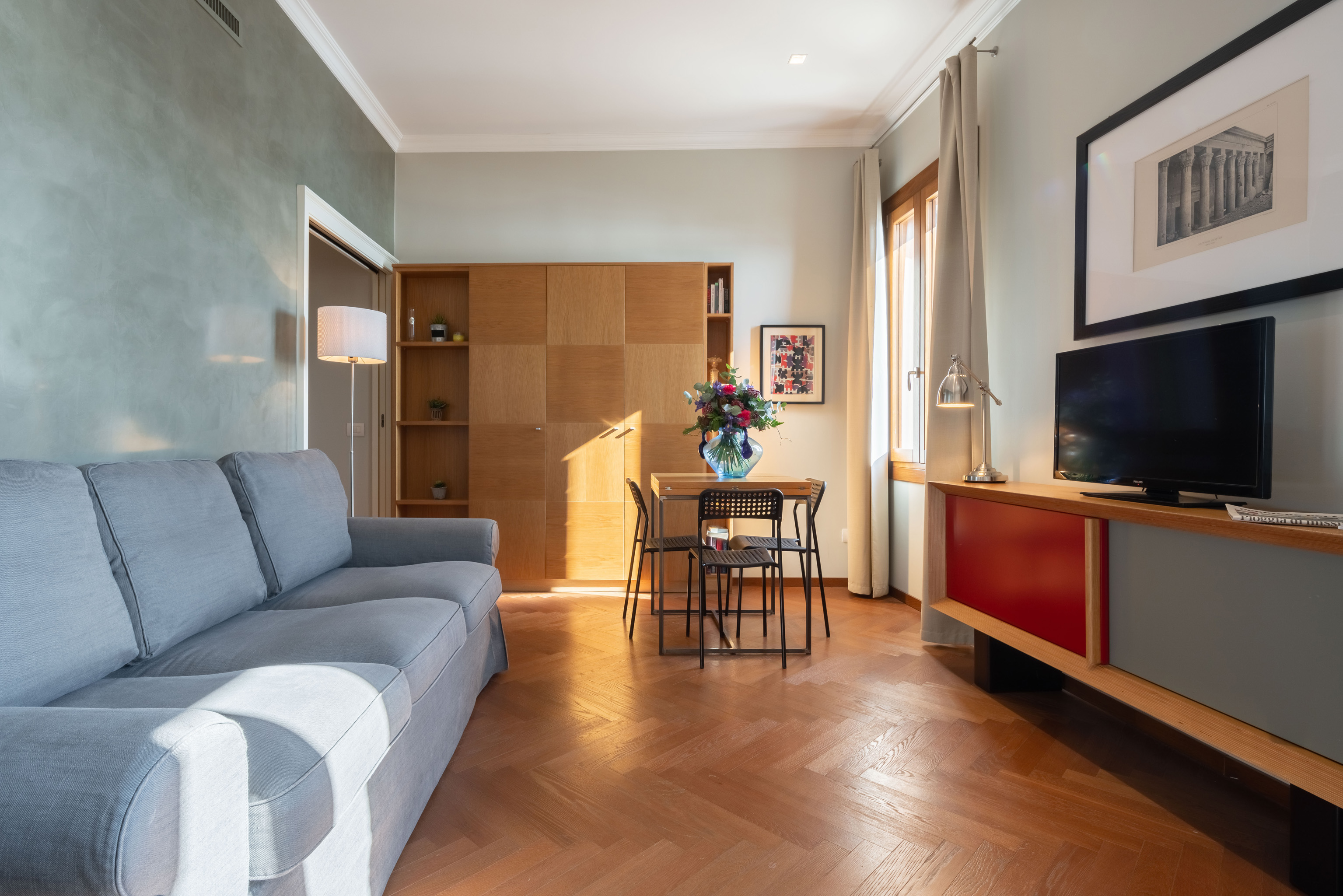 Palazzo Canal Dorsoduro: Elegant 1-Bedroom Apartment with Canal Views, Venice Dorsoduro