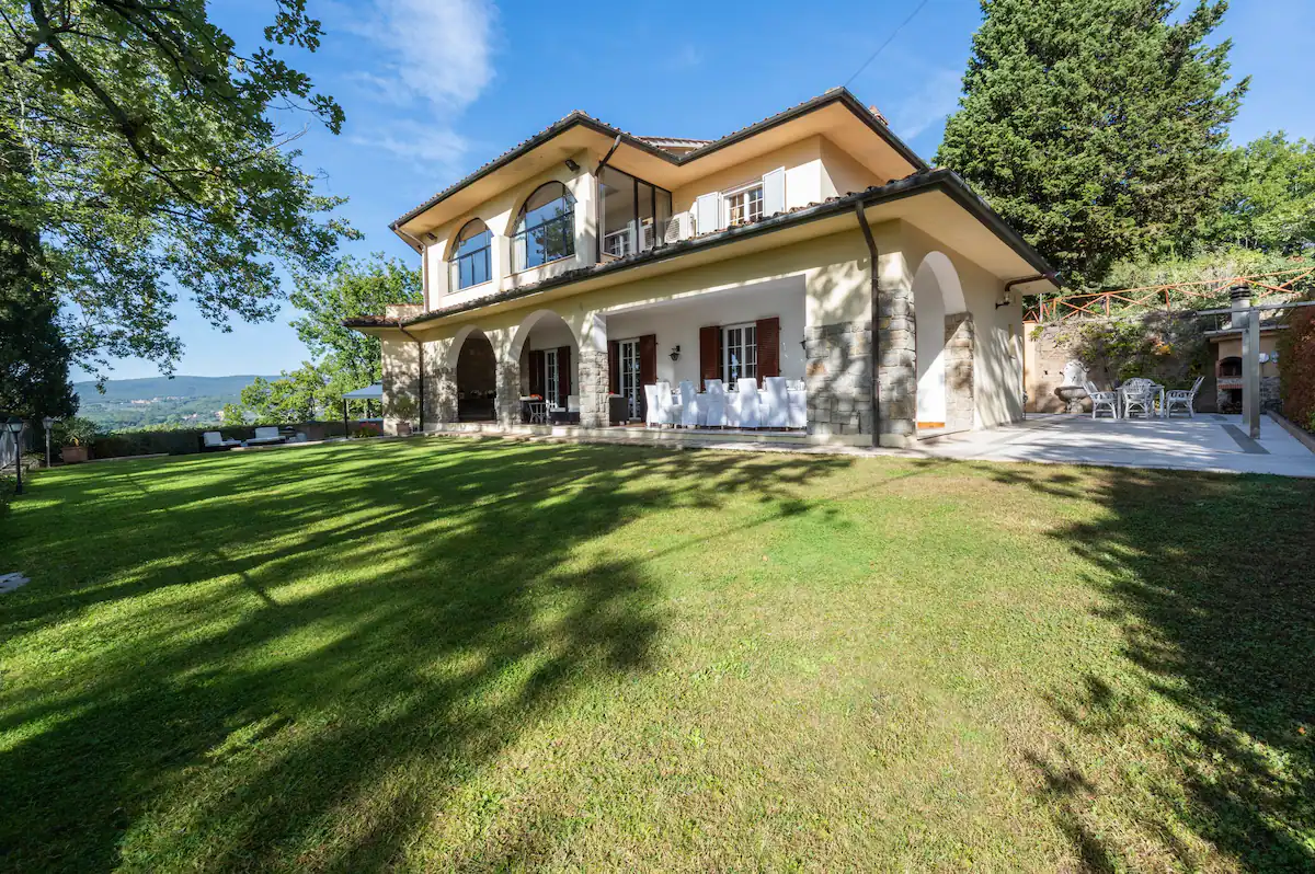 Palazzo Chianti Siena: Spacious 6-Bedroom Apartment with Pool and Hot Tub, Siena