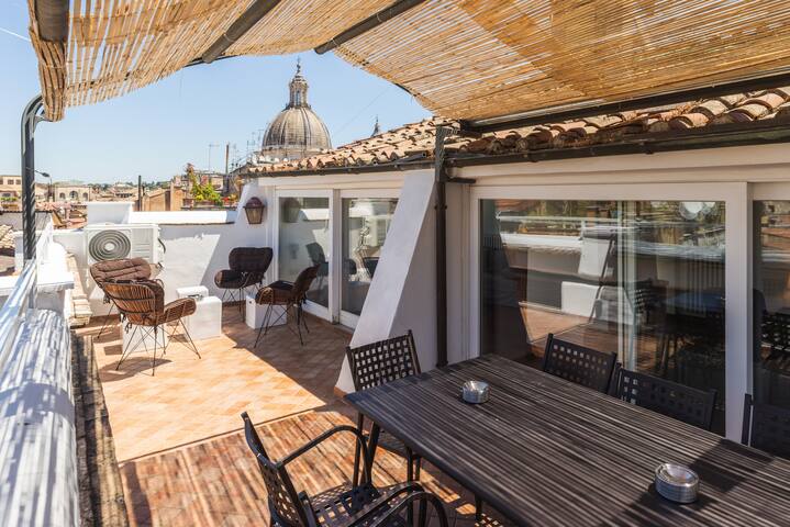 Palazzo Farnese Roma: Luxury 4-Bedroom Apartment with Rooftop Terrace, Rome
