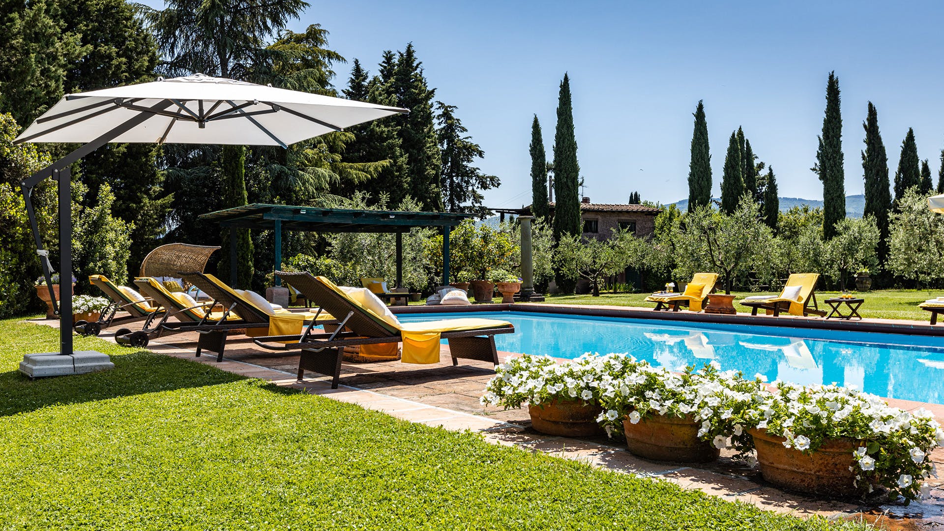 Palazzo Ficino Florence: 10-Bedroom Apartment with Pool and Historic Charm, Florence East