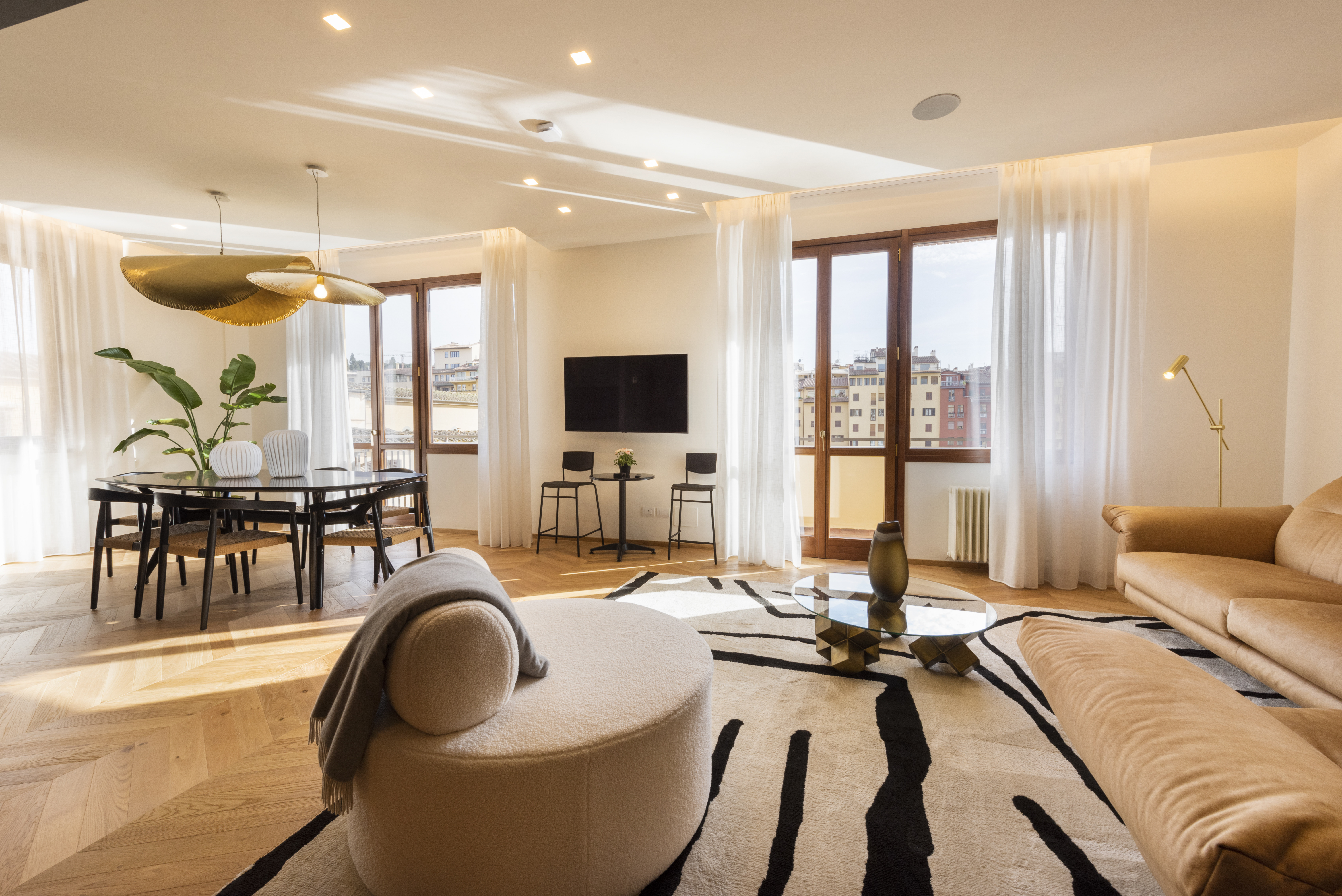 Palazzo Fiorentino Ponte: Elegant 4-Bedroom Luxury Apartment with Balconies, Florence