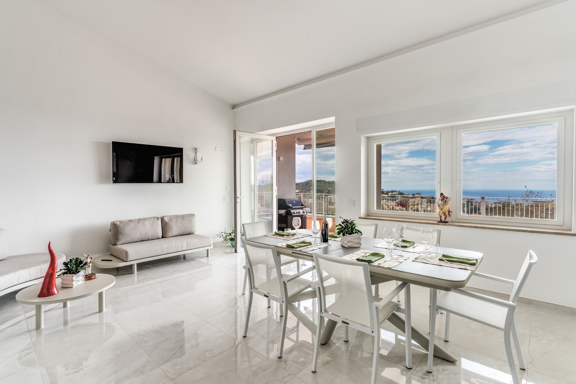 Palazzo Gelsomina Sorrento: Spacious 6-Bedroom Apartment with Pool and Sea Views, Sorrento