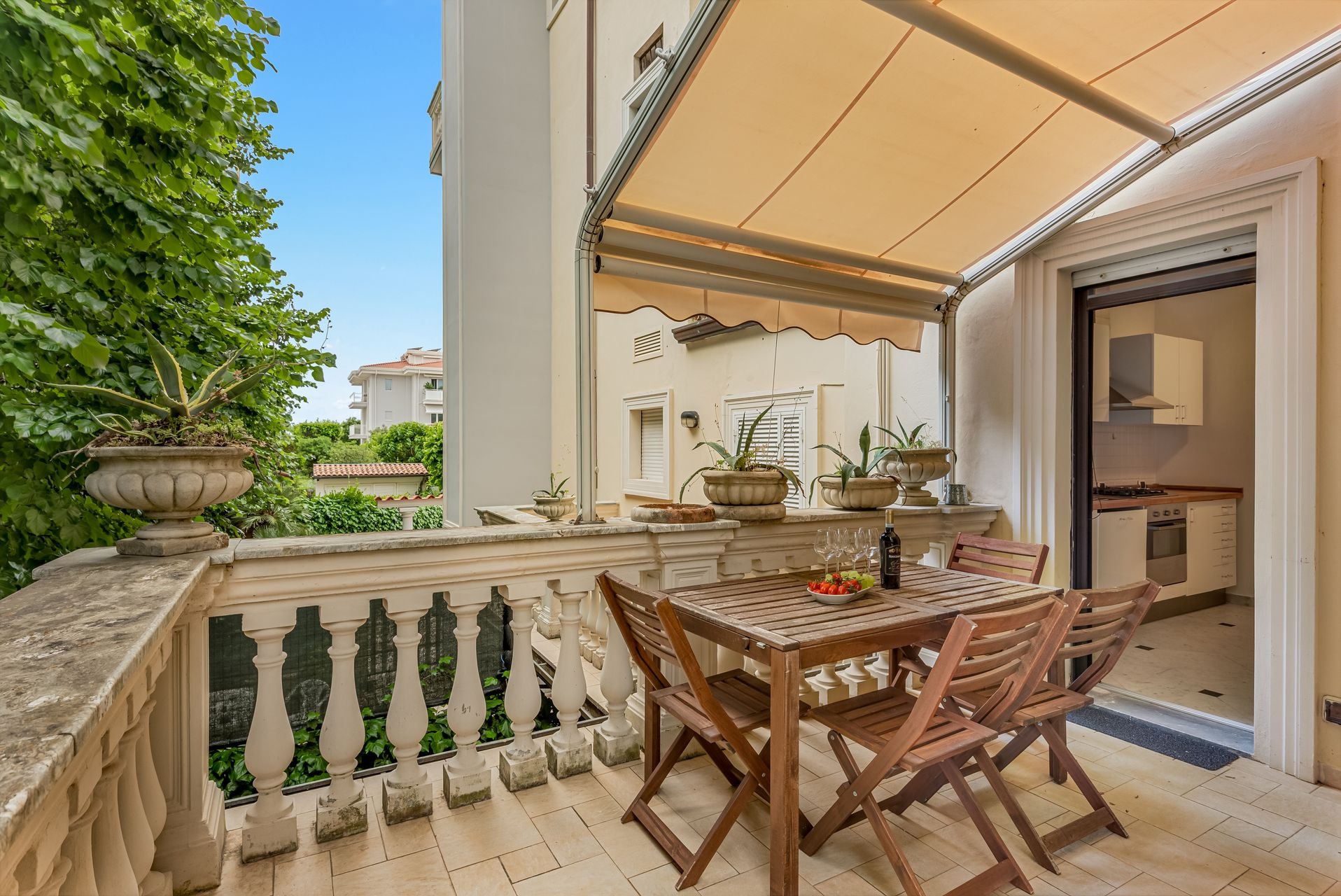 Palazzo Levante Viareggio: Elegant 3-Bedroom Beachfront Apartment with Spectacular Sea Views, Viareggio