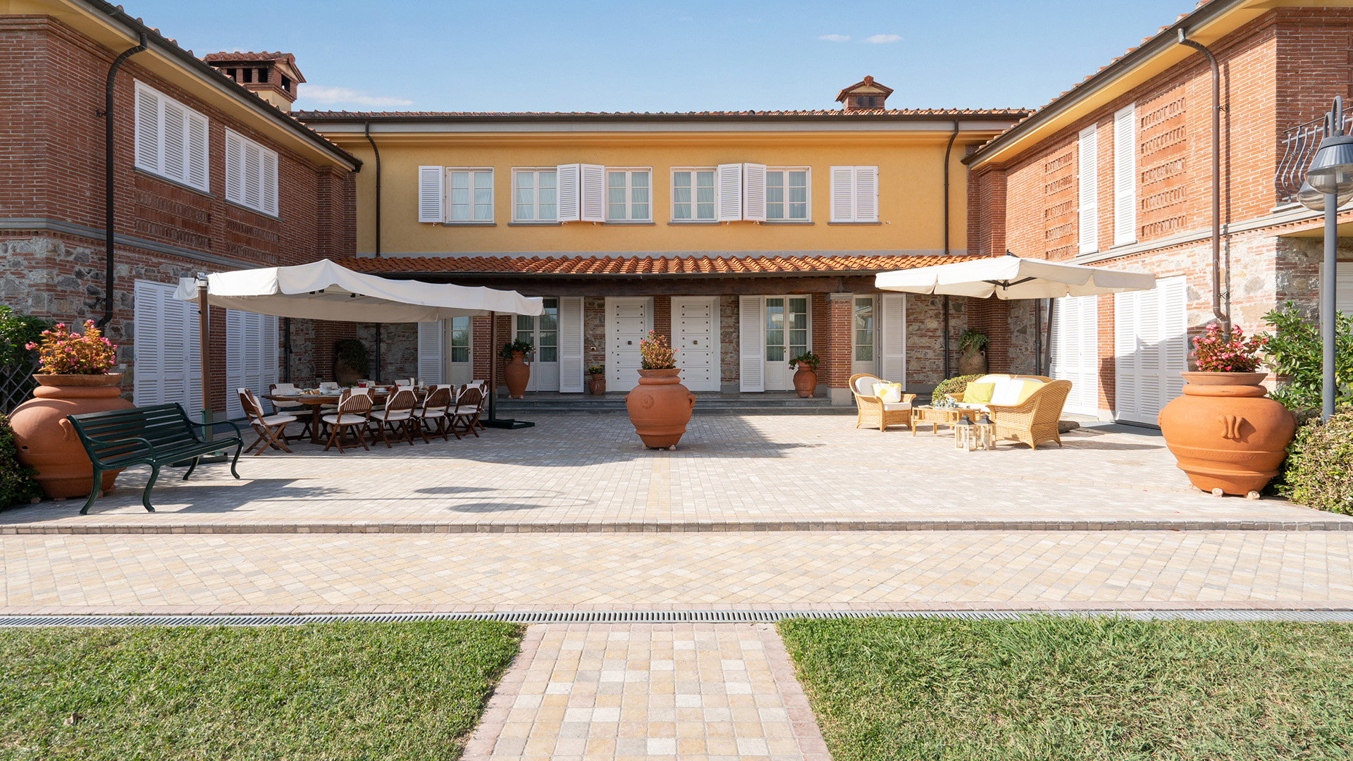 Palazzo Lucchese Montecarlo: Spacious 4-Bedroom Luxury Apartment with Pool, Lucca