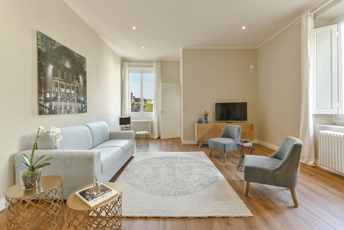 Palazzo Magnifico Santa Croce: Elegant 6-Bedroom Apartment with Rooftop Terrace, Florence