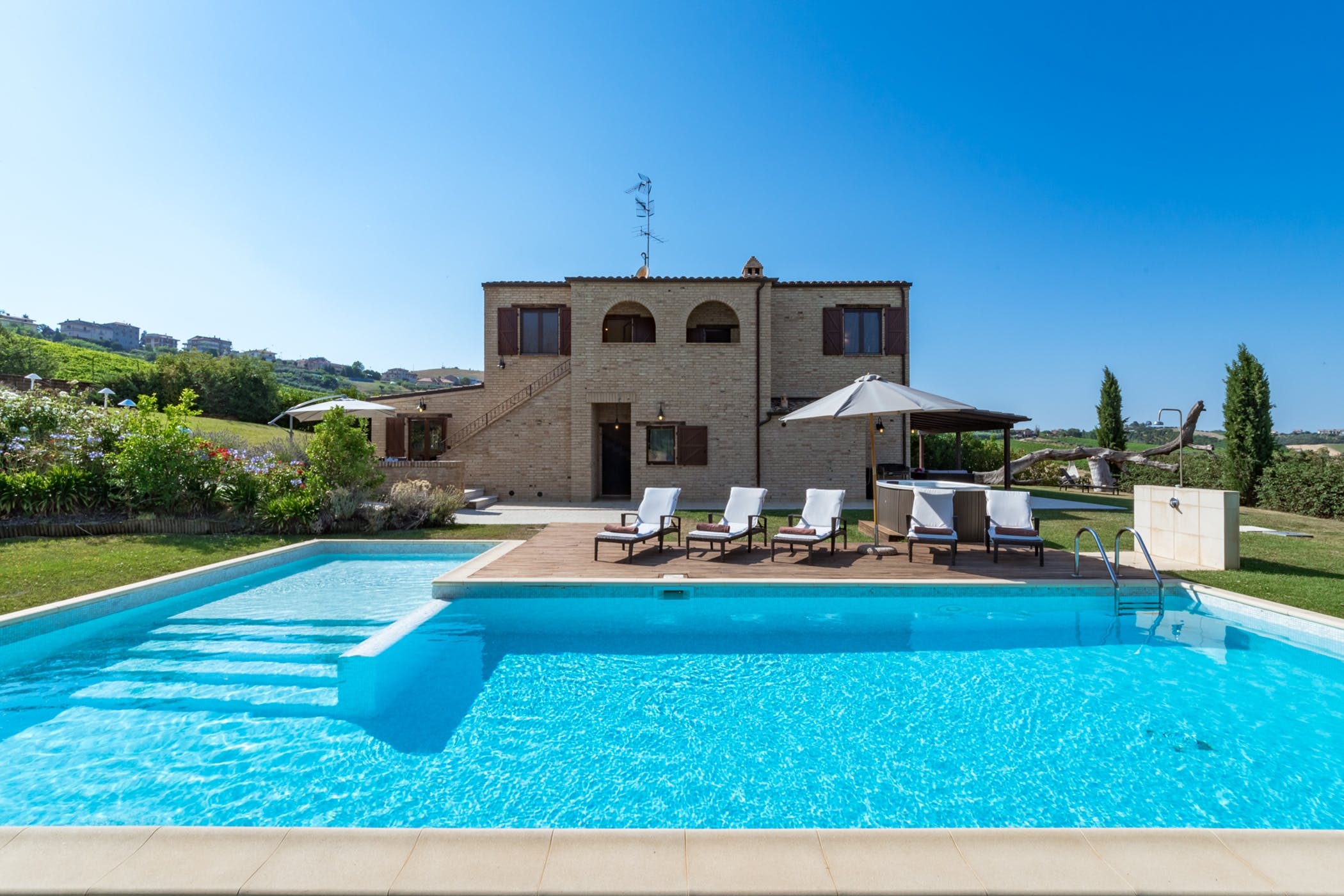 Palazzo Mezzina Offida: Spacious 3-Bedroom Apartment with Pool and Hot Tub, Marche