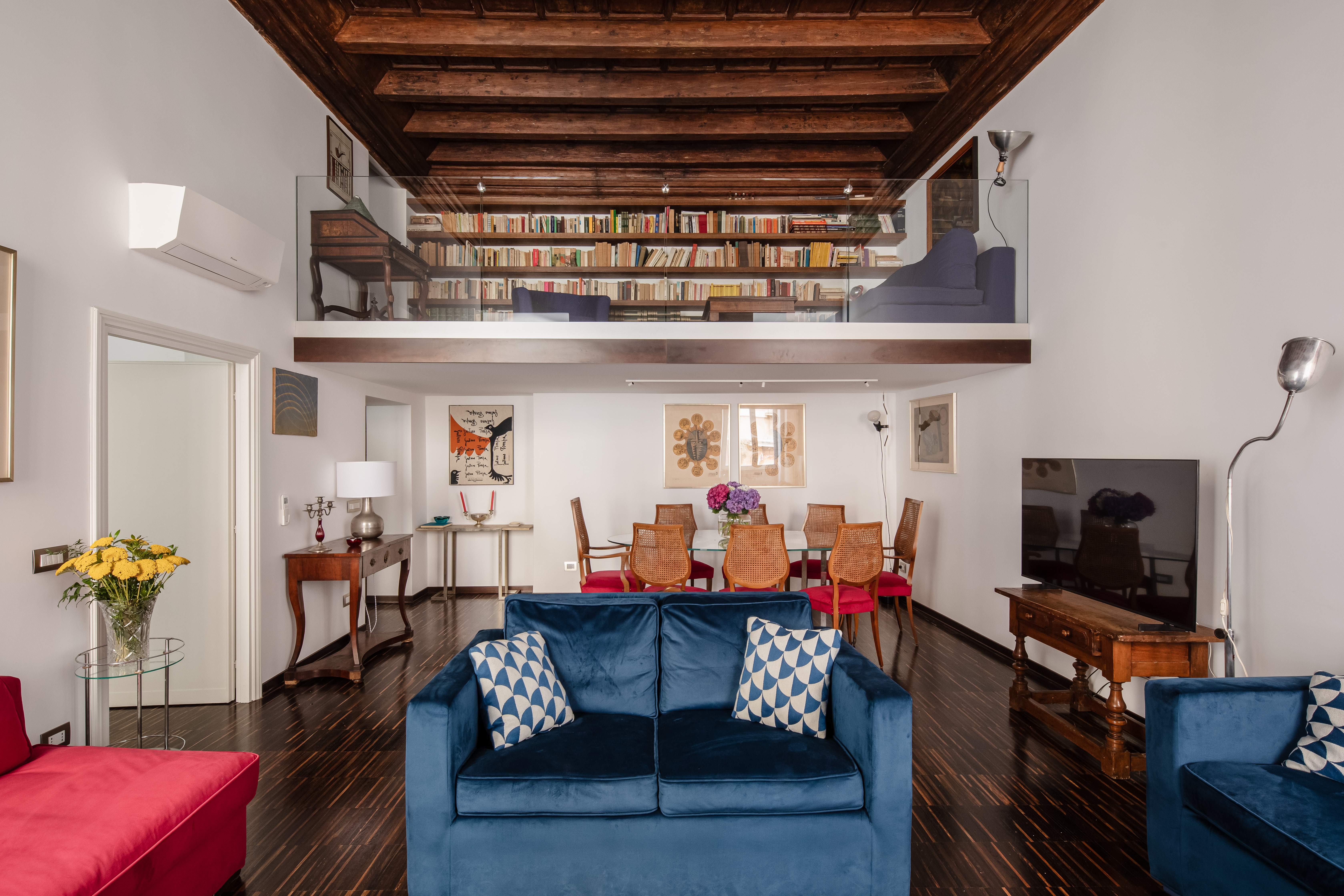 Palazzo Monserrato Campo: Luxury 2-Bedroom Apartment with Mezzanine Library, Campo de’ Fiori