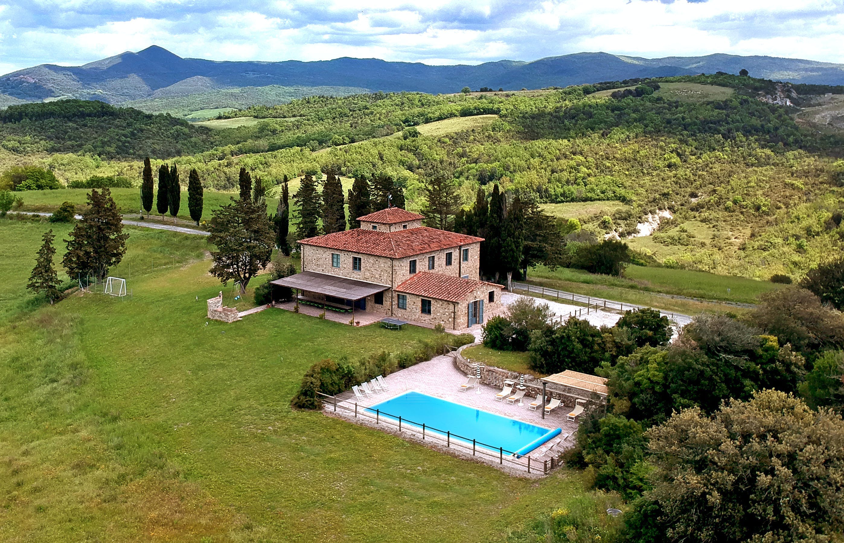 Palazzo Monte Amiata: Spacious 11-Bedroom Luxury Apartment with Heated Pool, Tuscany