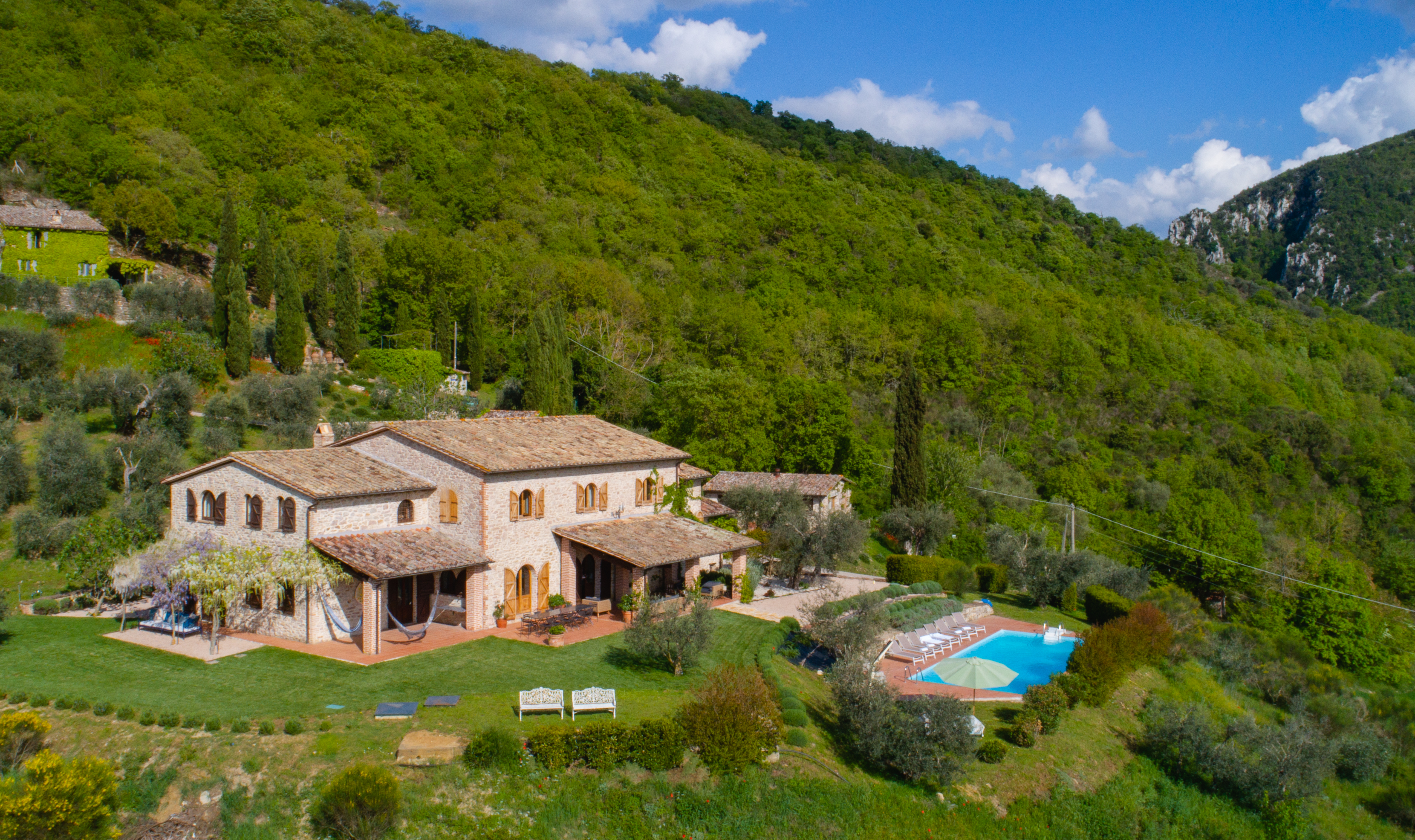 Palazzo Monte Subasio: Luxury 6-Bedroom Apartment with Pool, Umbria Countryside