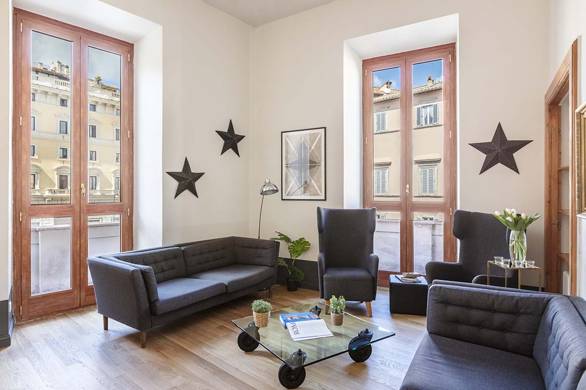 Palazzo Pantaleo Rome: Spacious 5-Bedroom Apartment with Balcony, Campo de’ Fiori, Rome