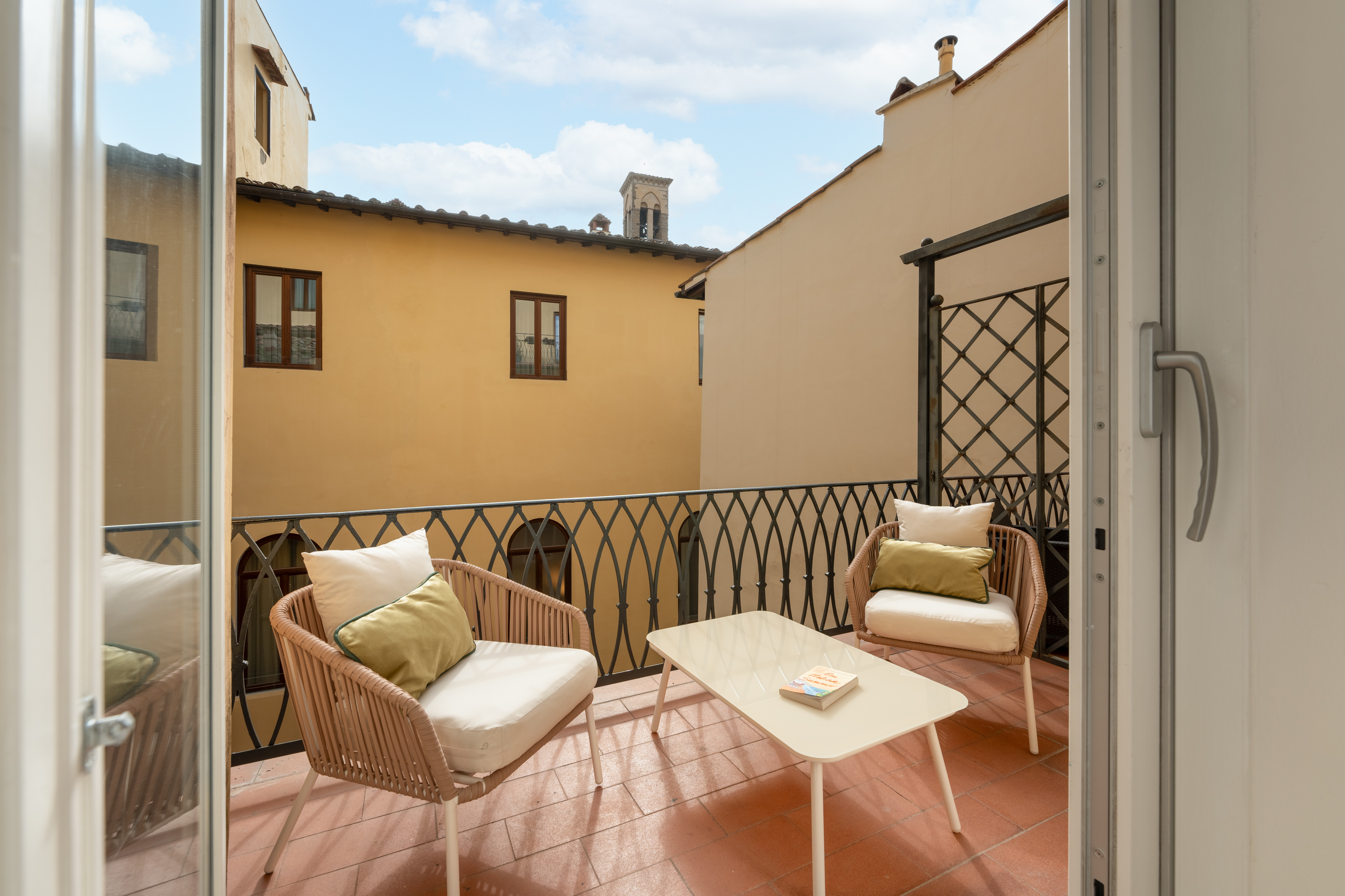 Palazzo Peruzzi Florence: Elegant 3-Bedroom Apartment with Balconies, Florence City Center