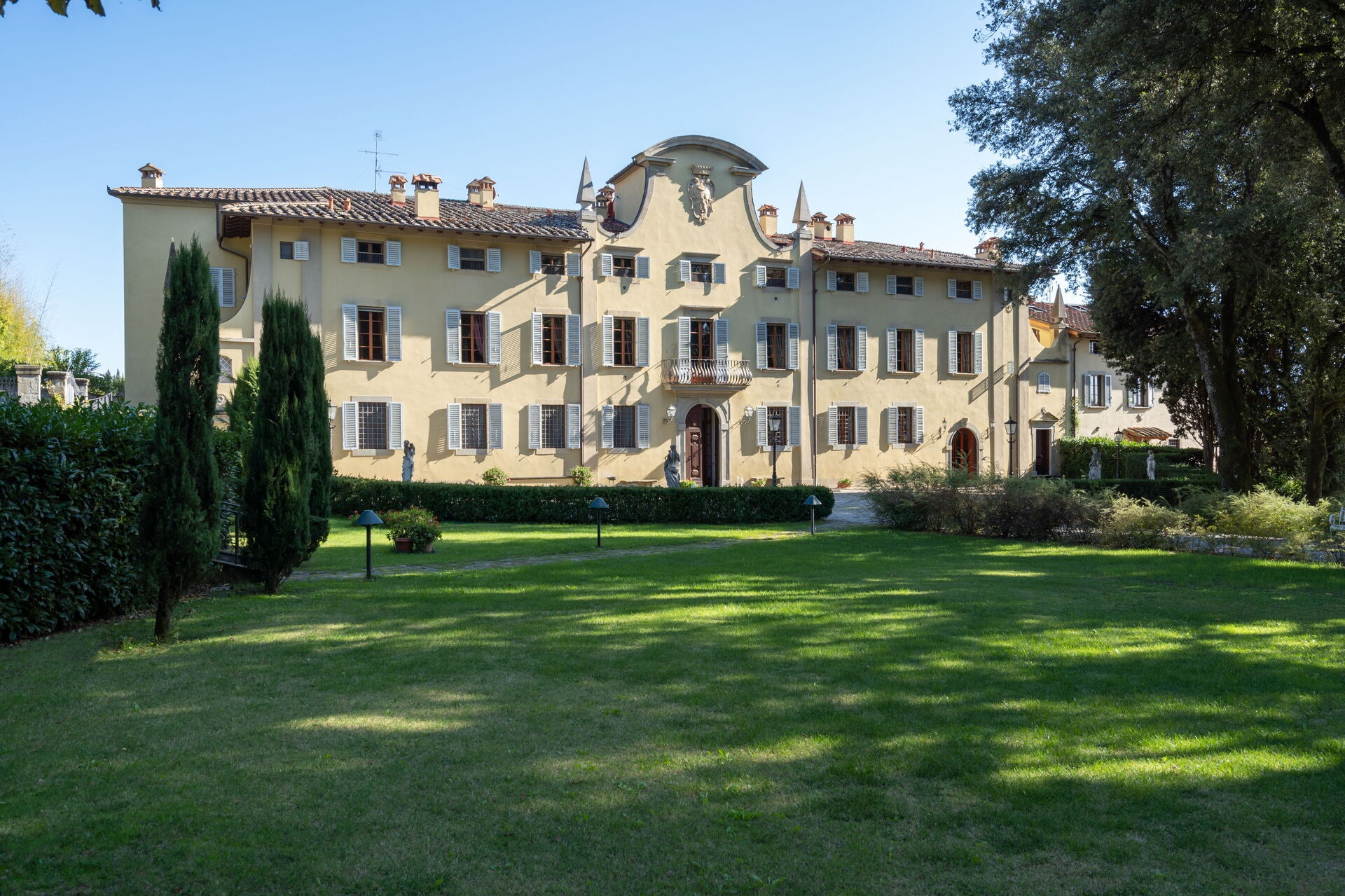 Palazzo Poggio Mugello: Spacious 13-Bedroom Apartment with Pool, Tuscany