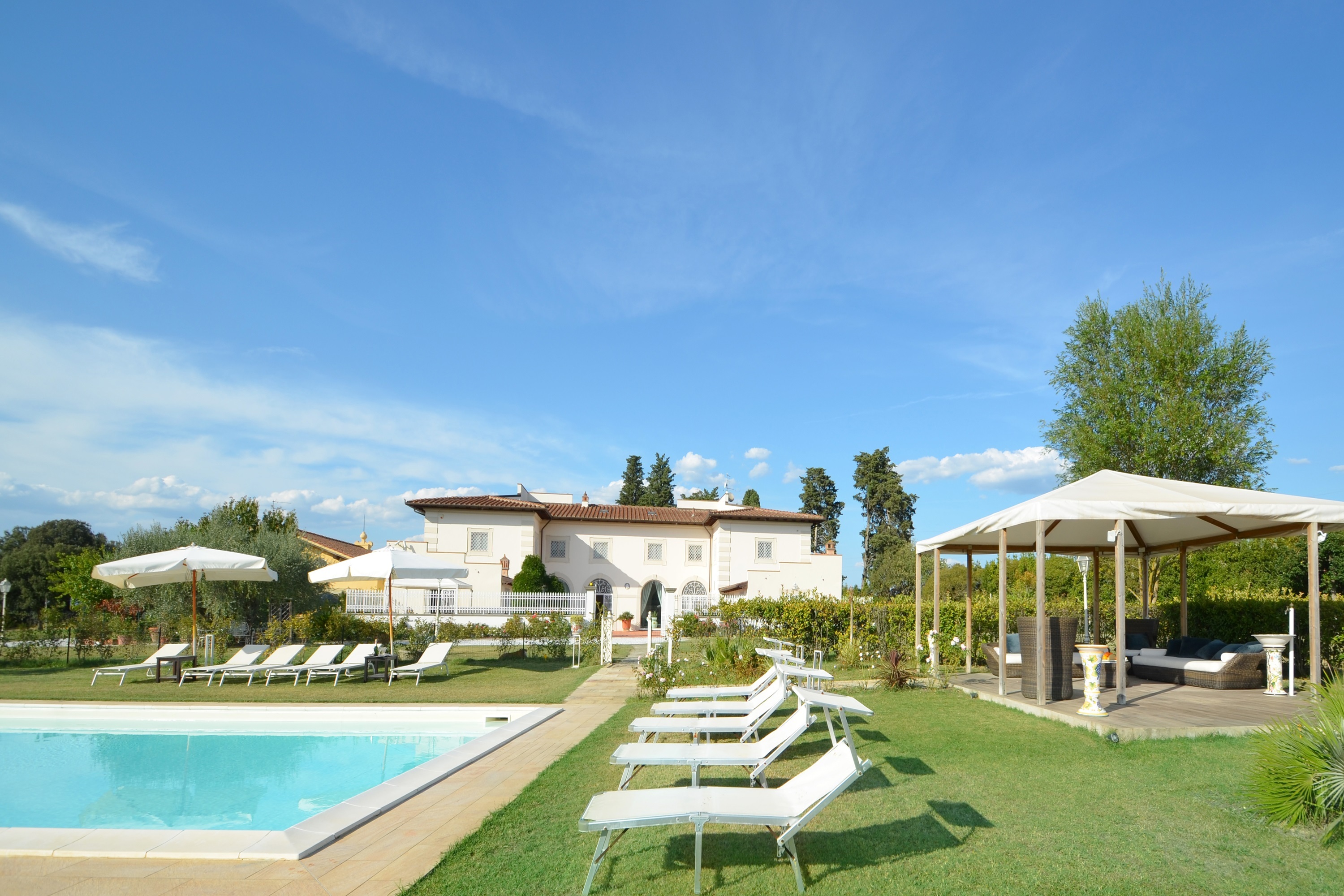 Palazzo Poggio Prato: Luxurious 5-Bedroom Apartment with Swimming Pool and Hot Tub, Florence
