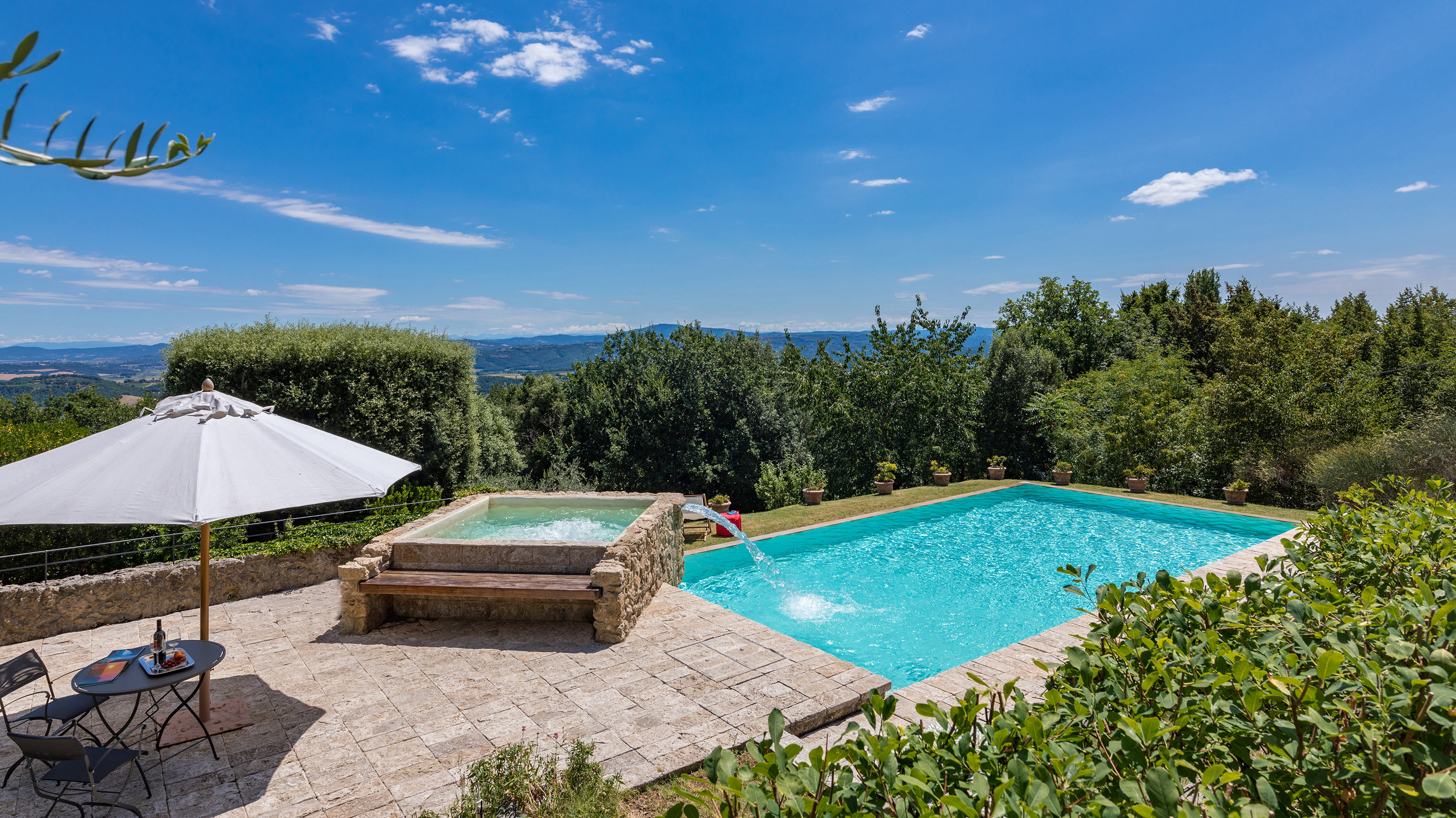Palazzo Querce Sarteano: Spacious 5-Bedroom Apartment with Pool and Countryside Views, Tuscany
