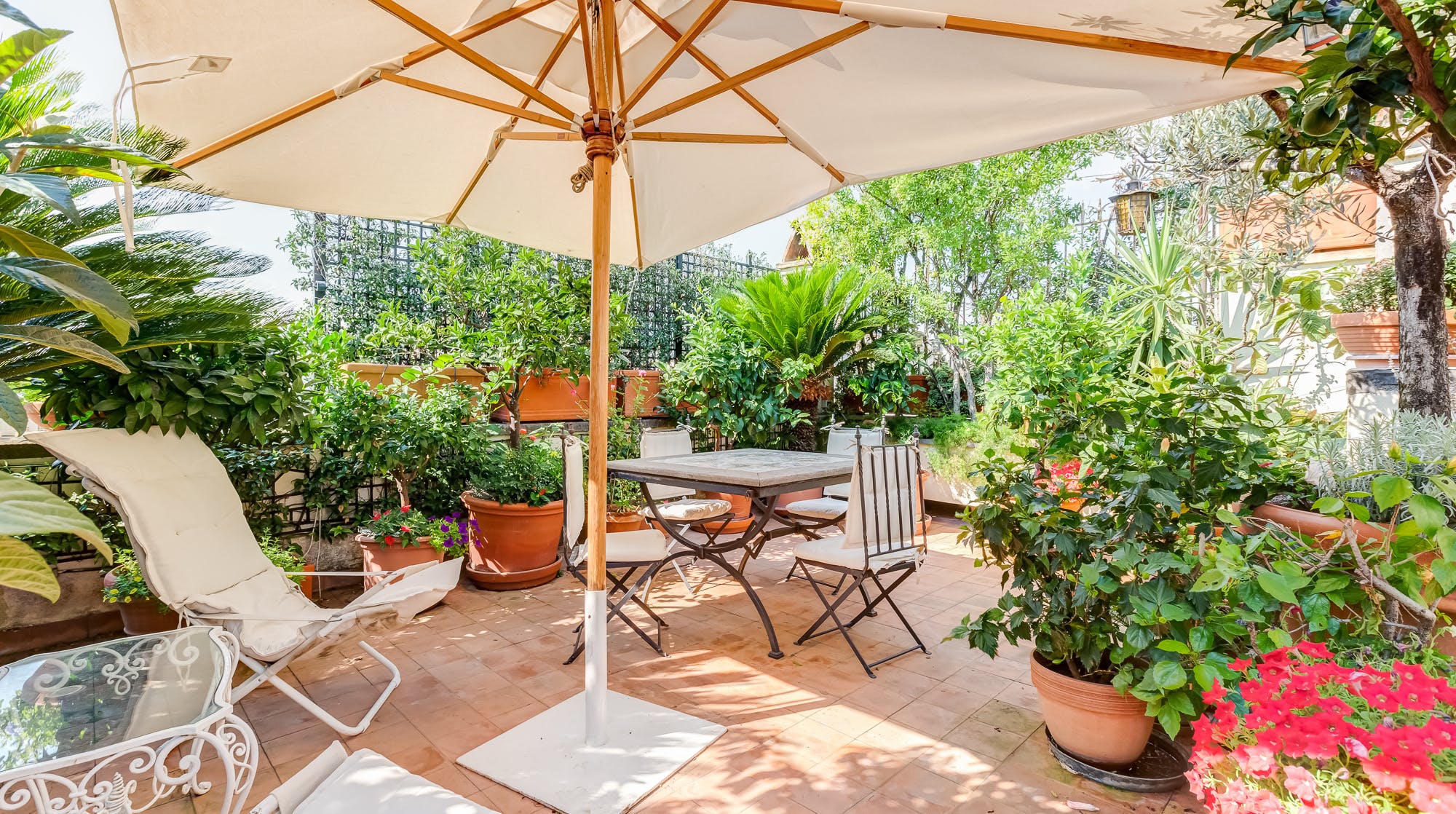 Palazzo Quirinale Monti: Elegant 2-Bedroom Townhouse with Rooftop Terrace, Rome