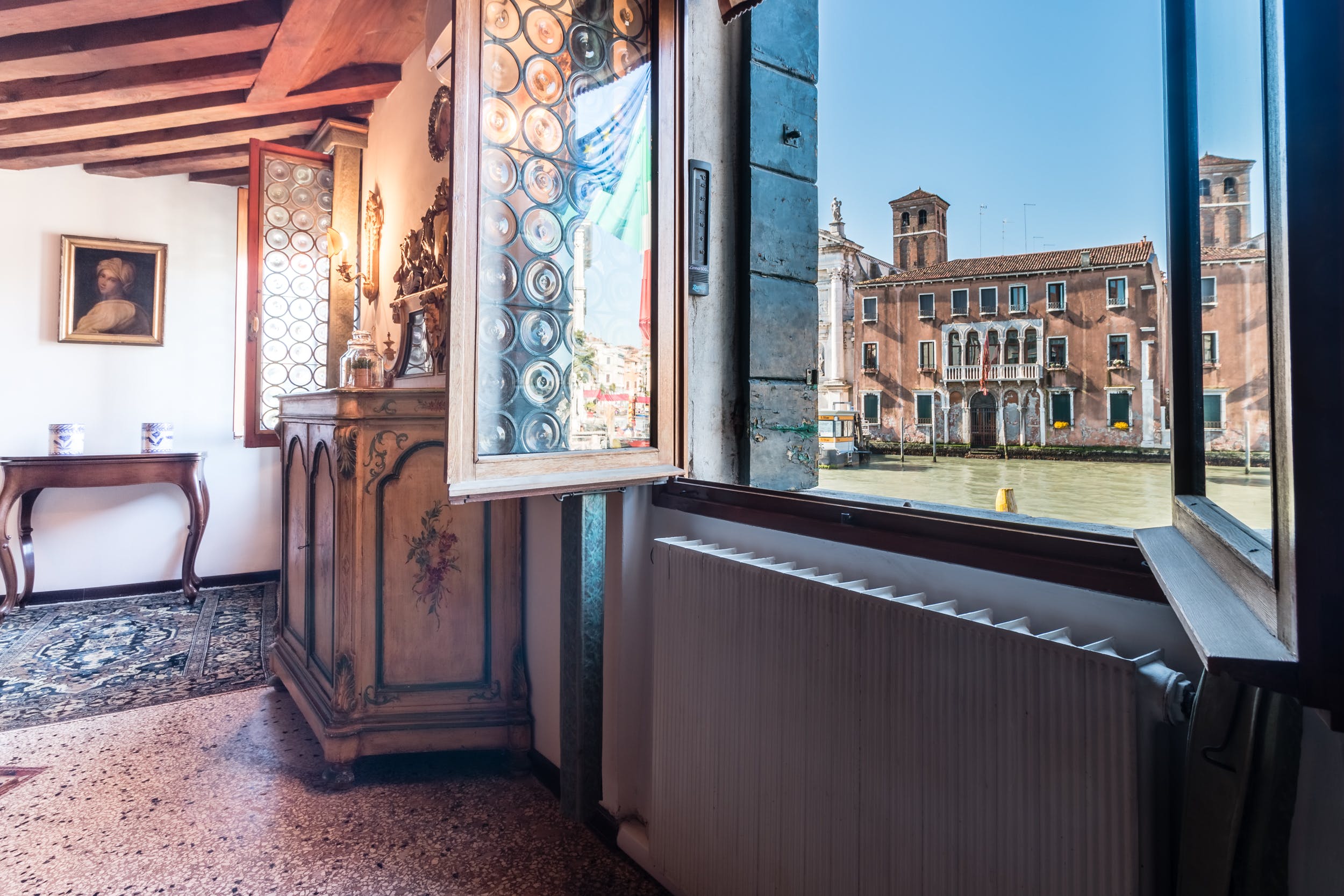 Palazzo Rialto Cannaregio: Charming 1-Bedroom Apartment with Canal Views, Apartment Rental Venice Cannaregio