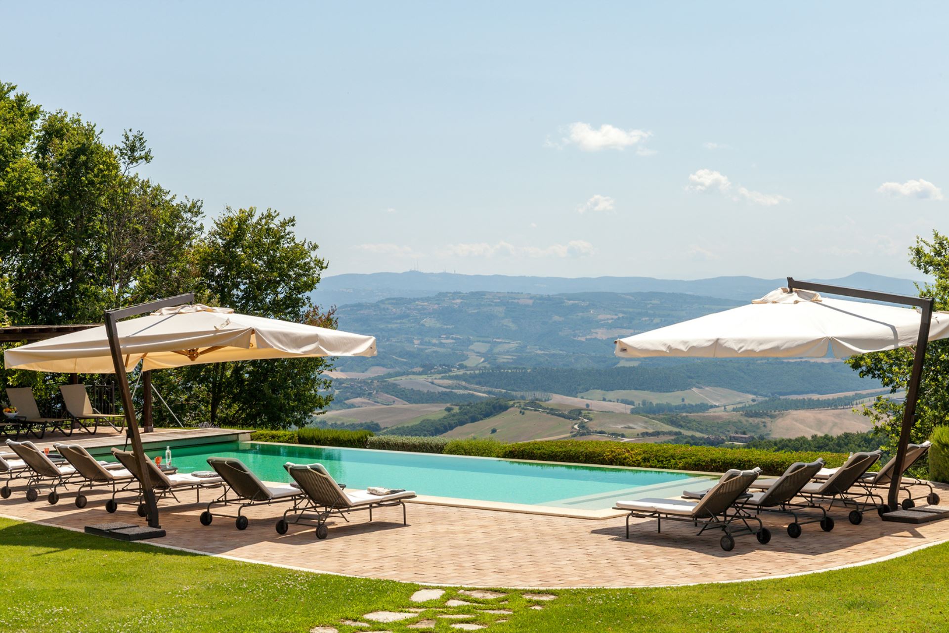 Palazzo SanGiorgio Orvieto: 8-Bedroom Luxury Apartment with Infinity Pool and Sauna, Umbria