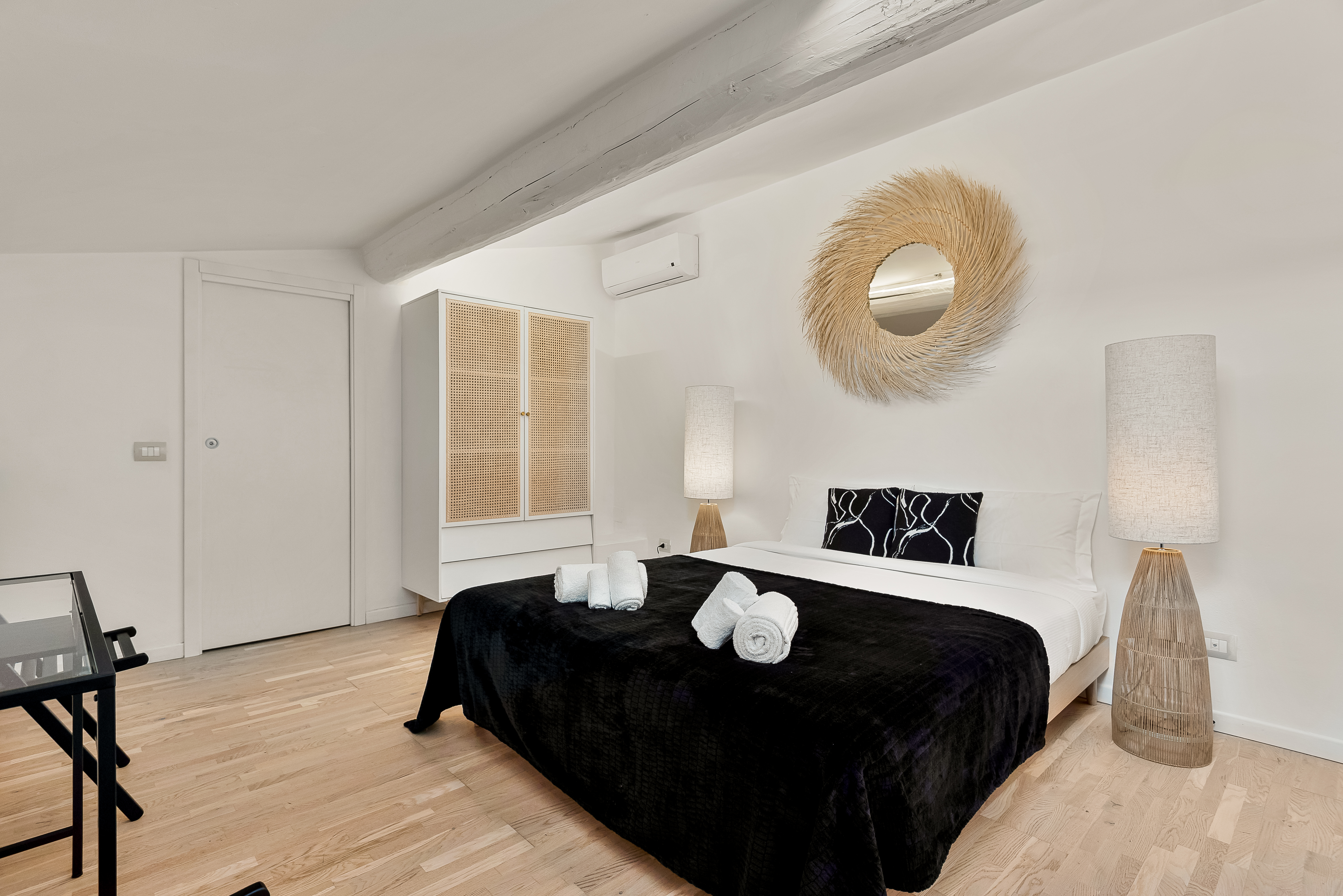 Palazzo Santa Croce: Luxurious 3-Bedroom Apartment with Central Location, Florence