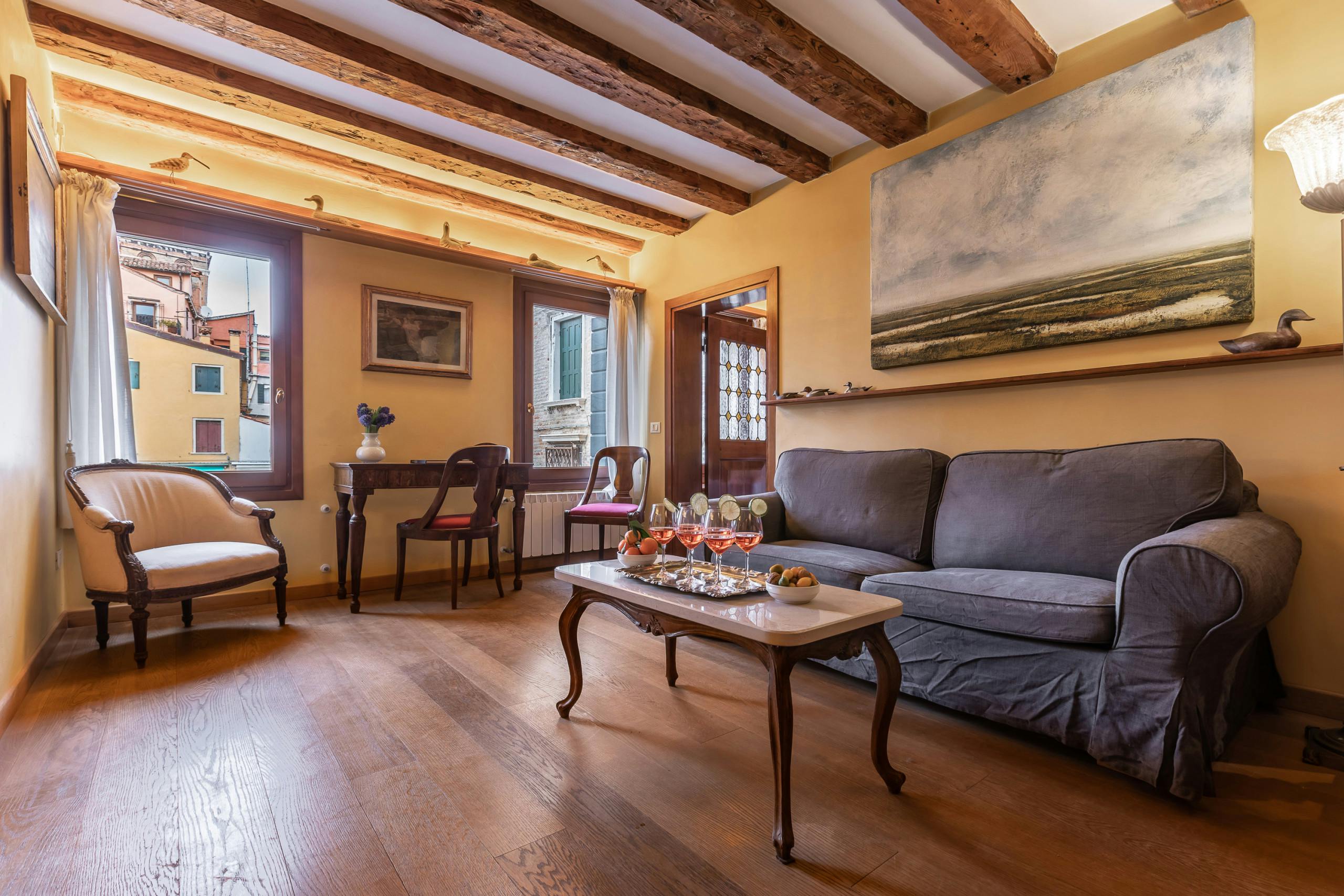 Palazzo Santo Stefano: Elegant 3-Bedroom Apartment with Seaview and Hot Tub, San Marco
