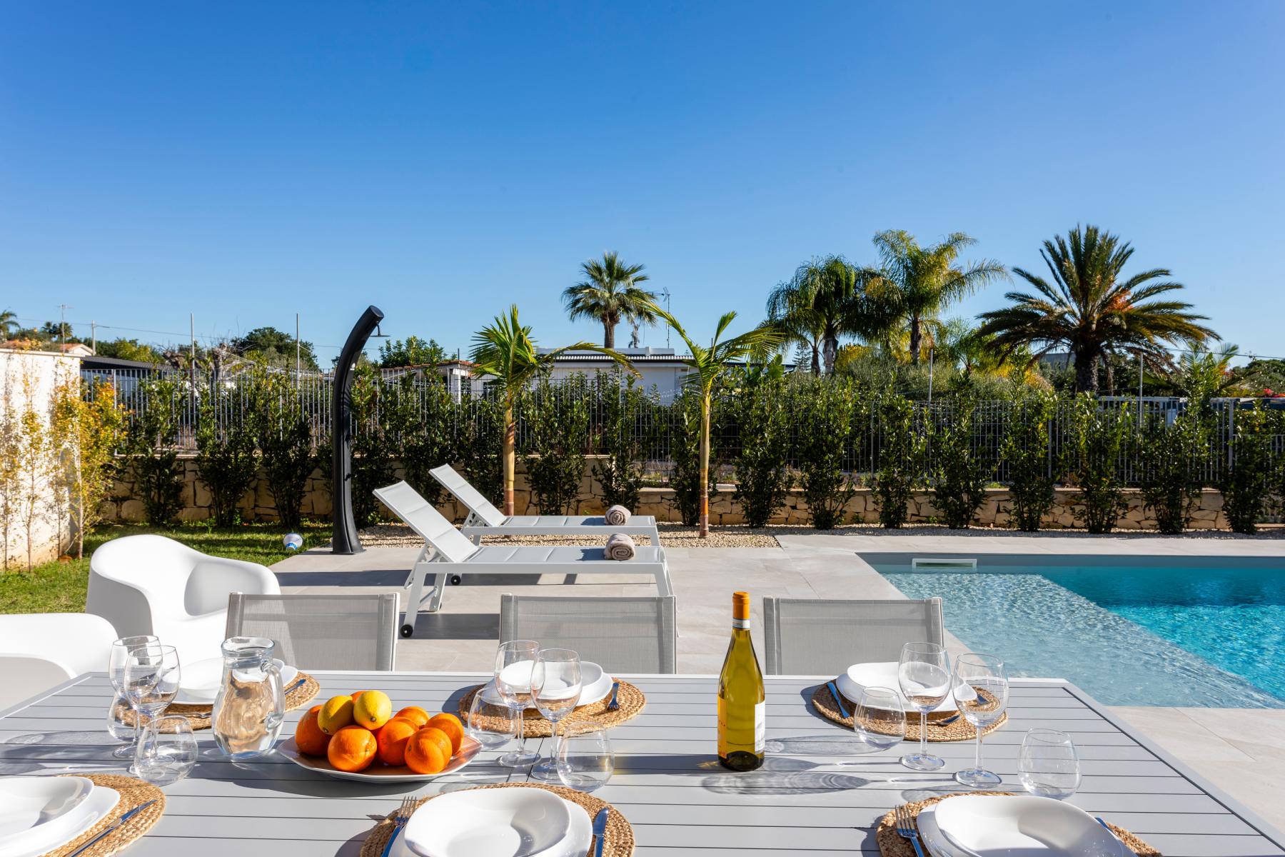 Palazzo Scirocco Pozzallo: 4-Bedroom Luxury Apartment with Pool and Seaview, Val di Noto