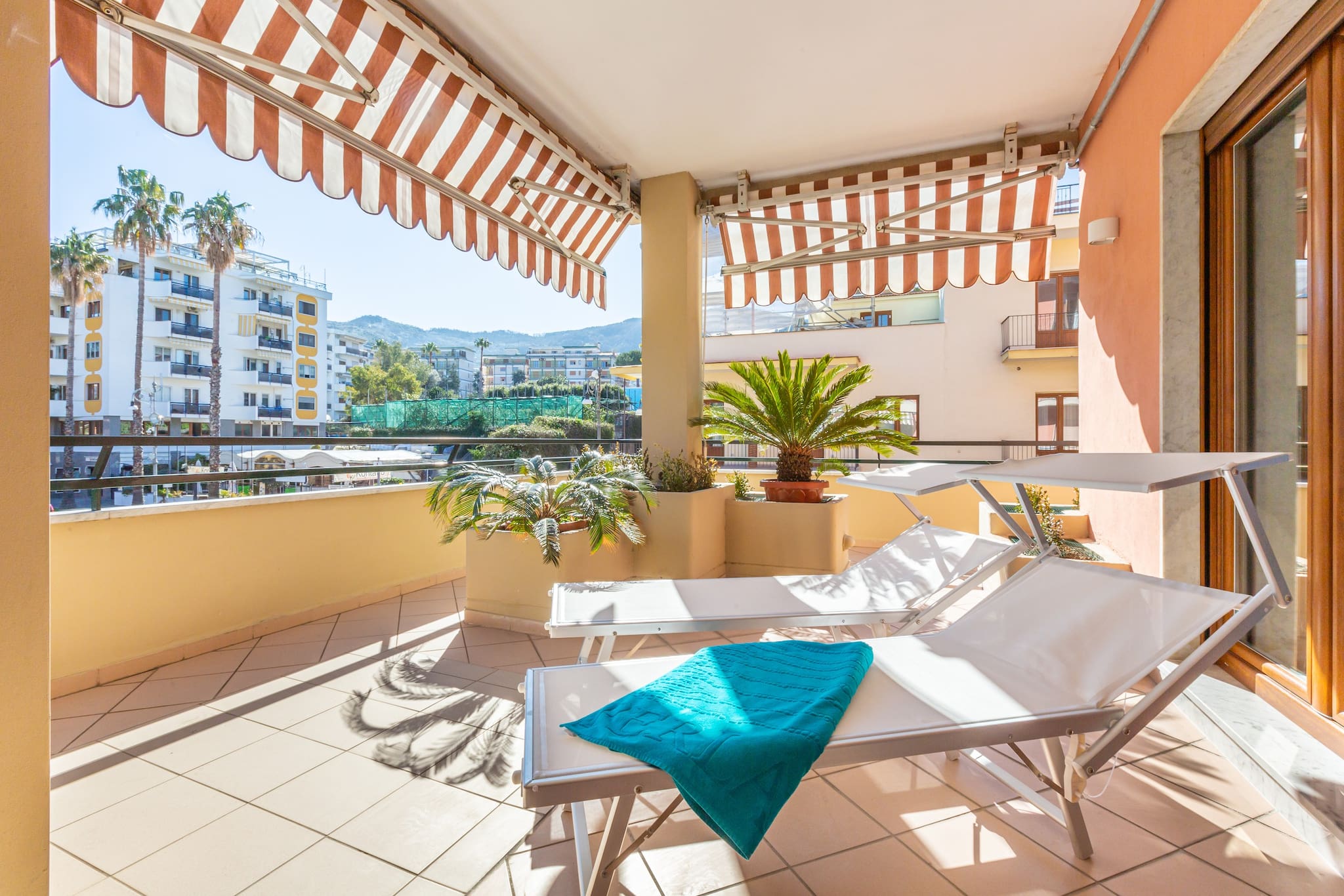 Palazzo Sirene Sorrento Sorrento: Spacious 5-Bedroom Apartment with Sea Views and Family Amenities, Sorrento