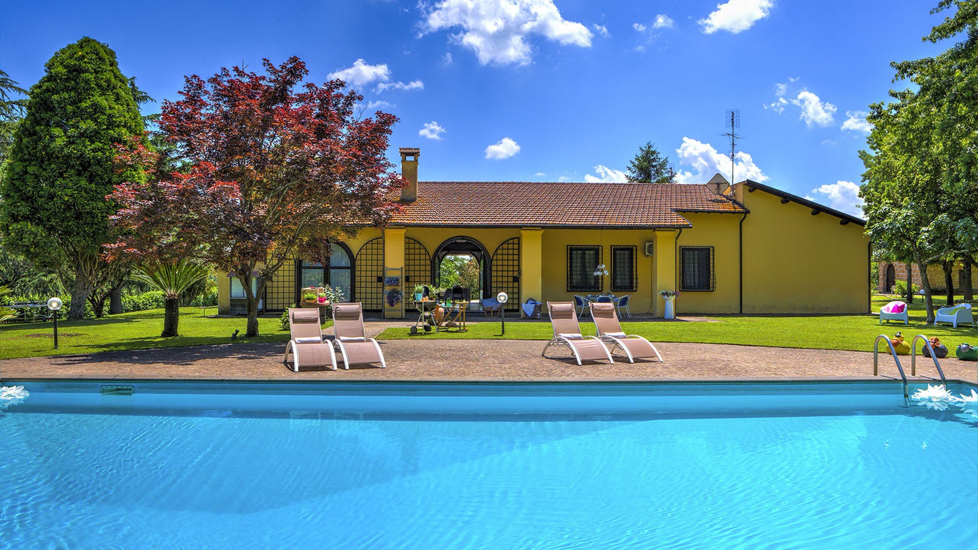 Palazzo Soratte Rome: Luxury 3-Bedroom Apartment with Pool and Hot Tub, Tuscany Rome