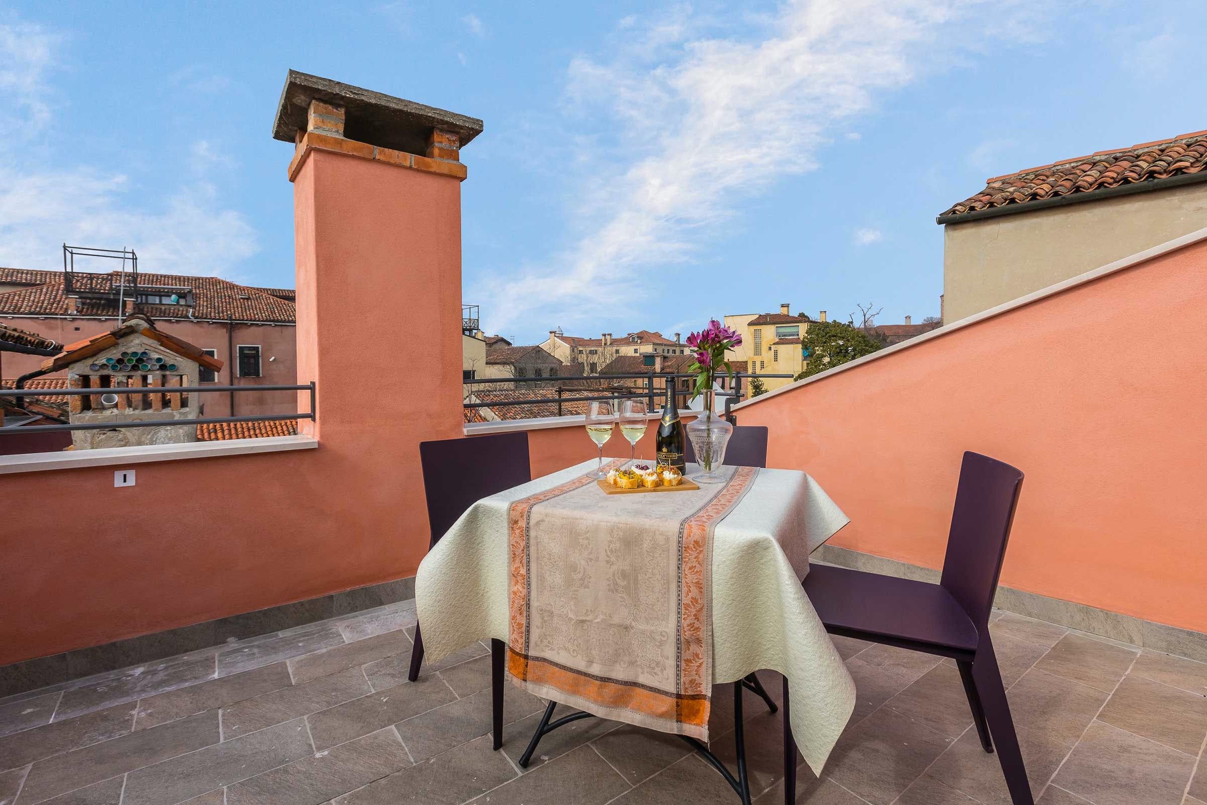 Palazzo Squeri Dorsoduro: Charming 2-Bedroom Apartment with Seaview and Air-Con, Dorsoduro Venice