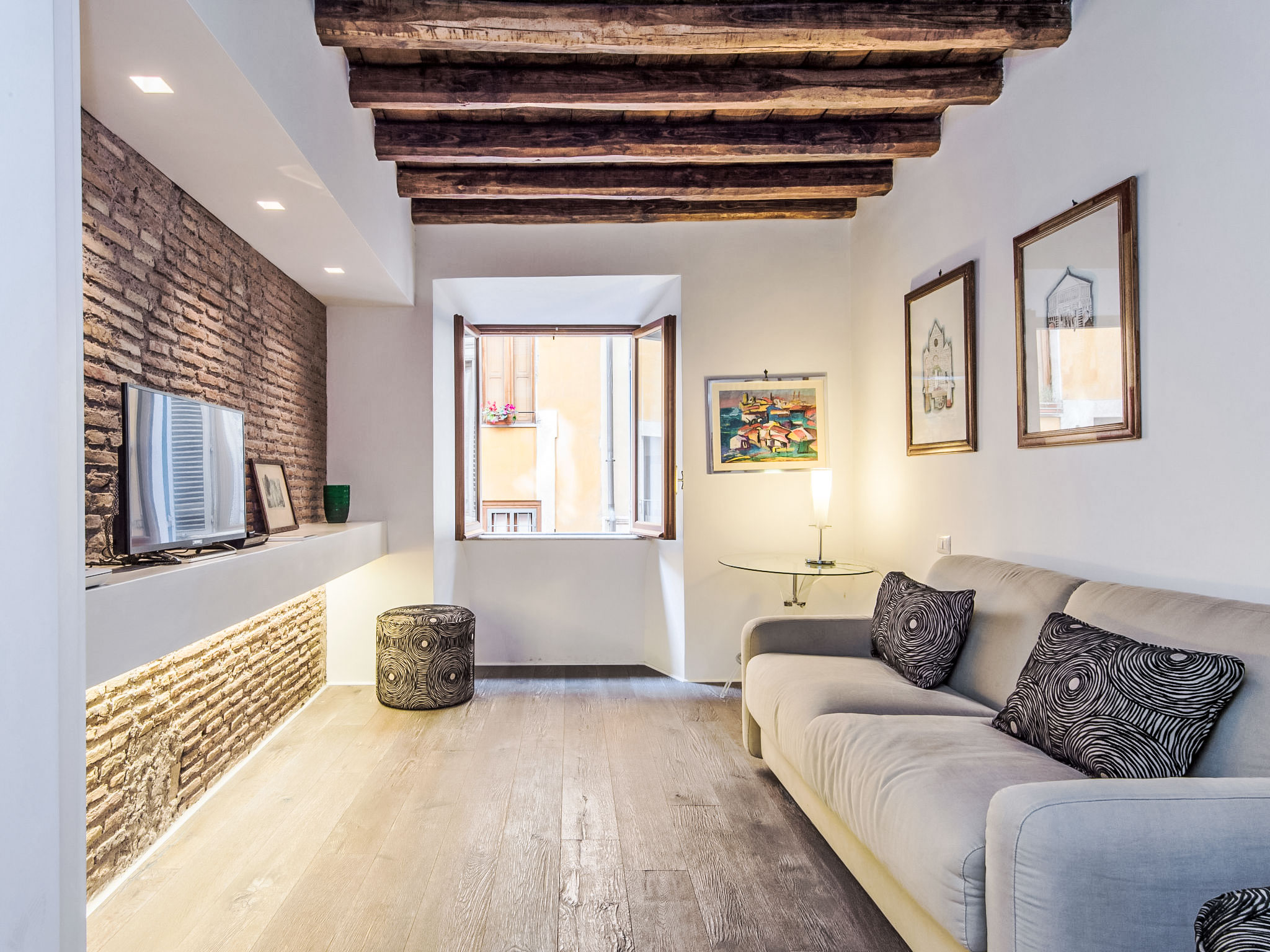 Palazzo Suburra Roma: Elegant 1-Bedroom Apartment with Modern Amenities Near the Colosseum in Central Rome Italy