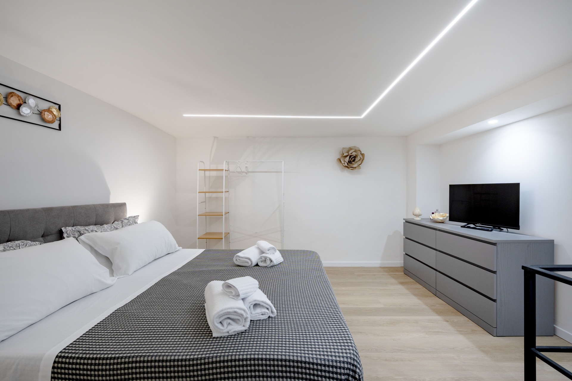 Palazzo Tramonto Bari: One-Bedroom Apartment with Seaview and Patio, Bari