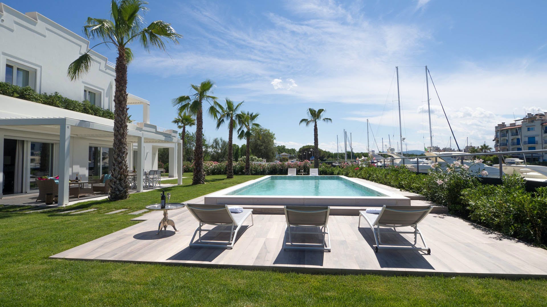 Palazzo Tramonto Rimini: Spacious 6-Bedroom Apartment with Seaview and Pool, Rimini