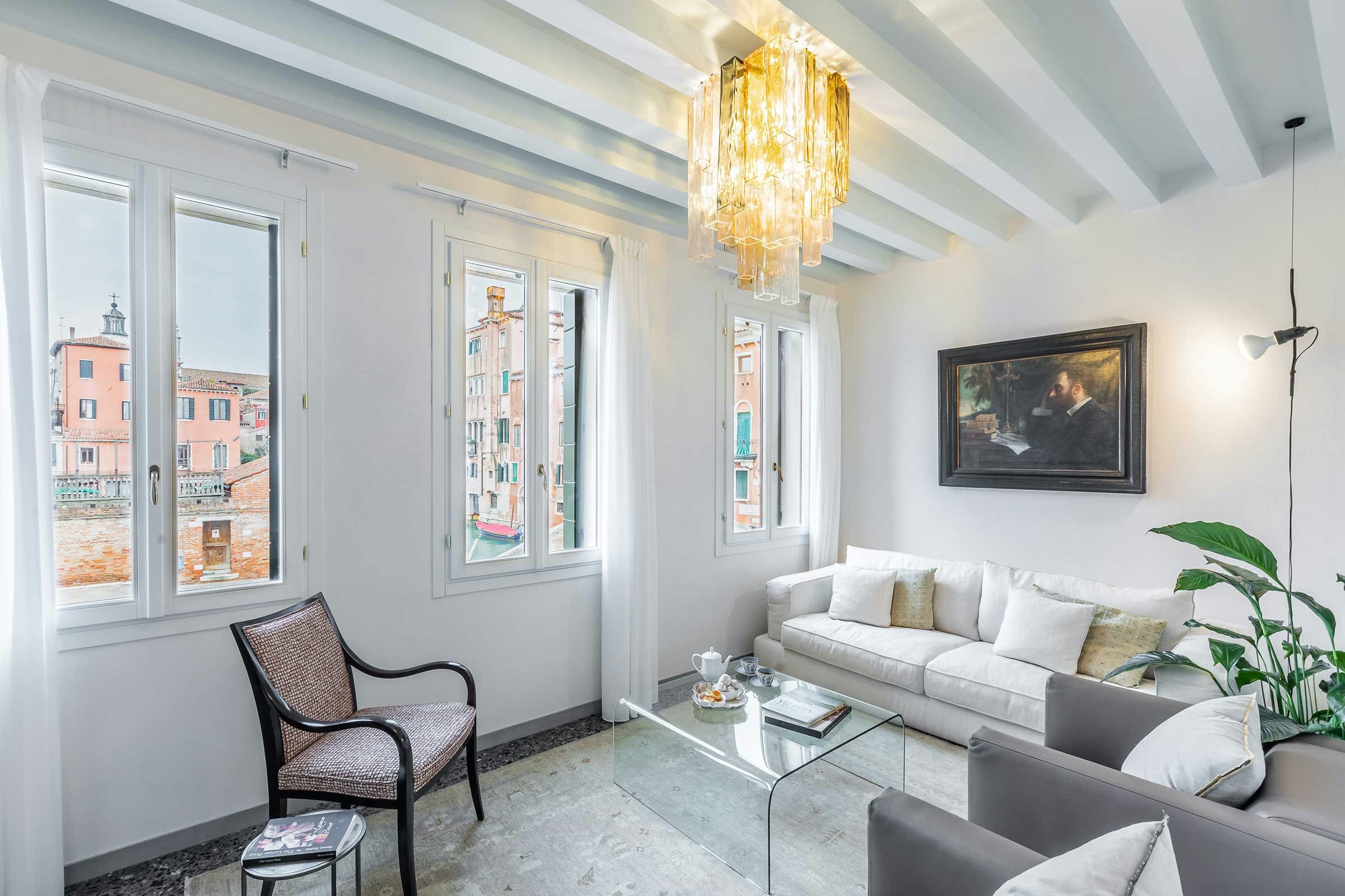 Palazzo Trovaso Dorsoduro: Elegant 6-Bedroom Apartment with Canal Views, Dorsoduro, Venice