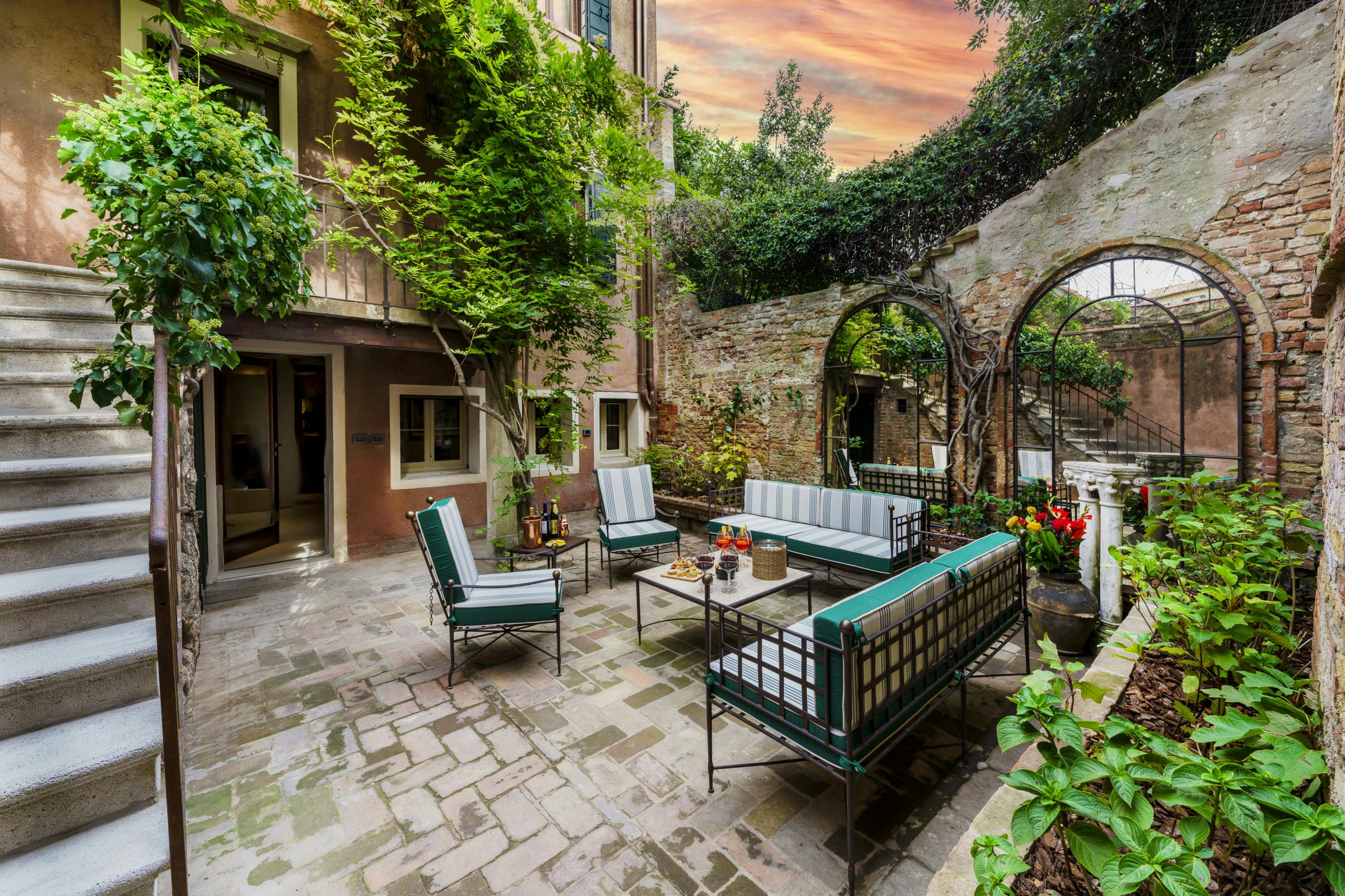 Palazzo Zattere Dorsoduro Dorsoduro 3: 5-Bedroom Luxury Townhouse with Private Courtyard, Venice