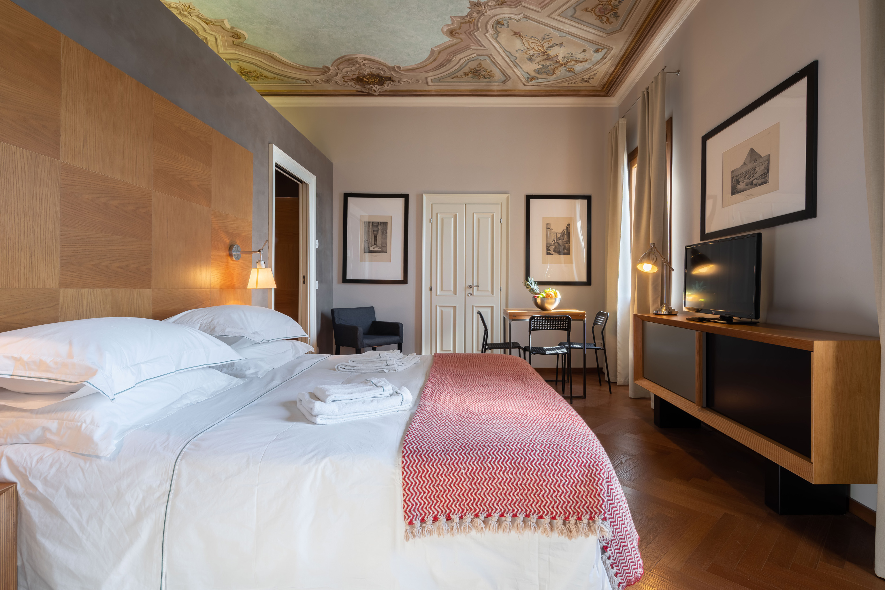 Palazzo Zattere Dorsoduro: Elegant 2-Bedroom Apartment with Canal Views, Dorsoduro Venice
