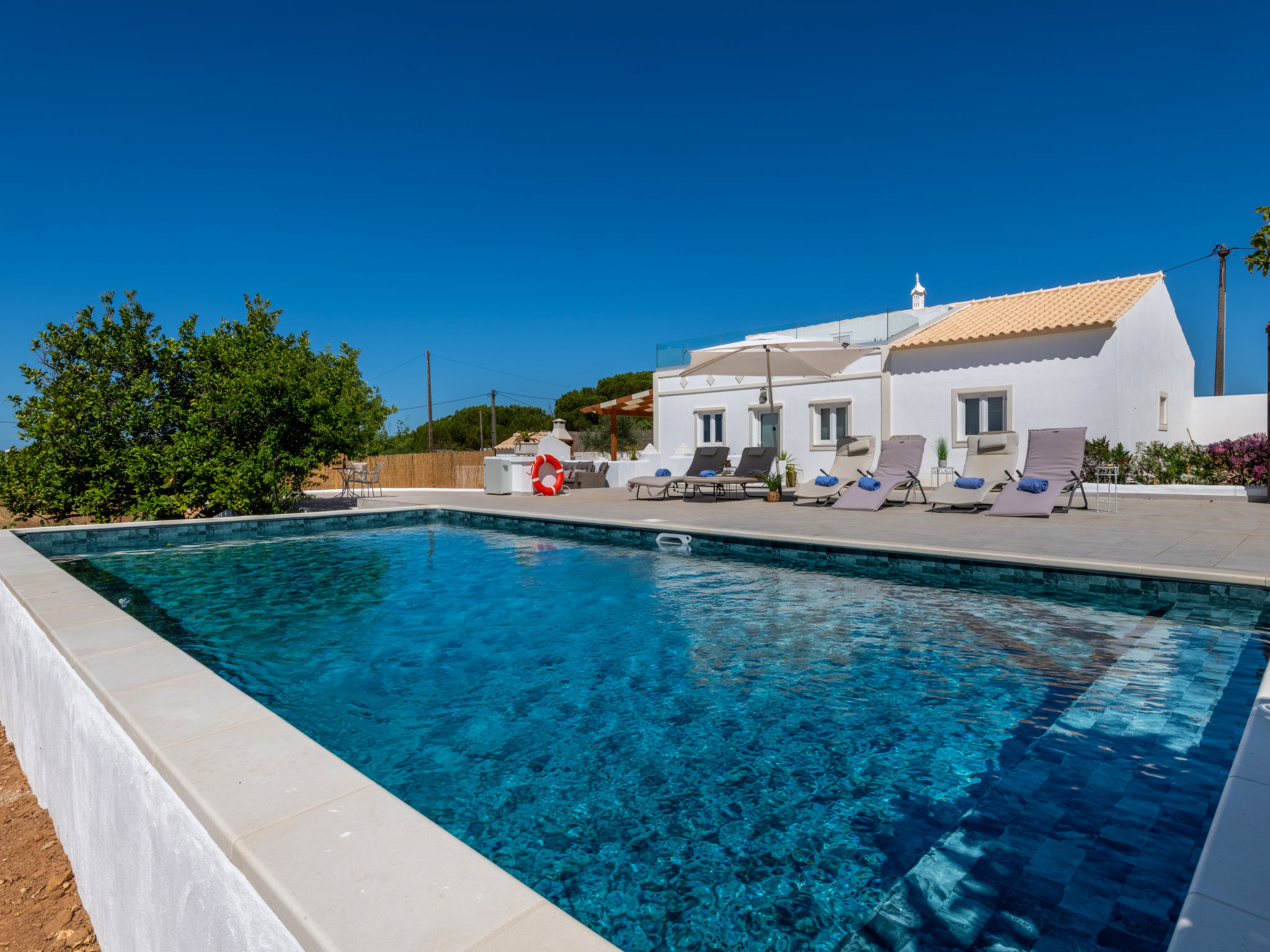 Quinta Barrocal Porches: Stunning 3-Bedroom Villa with Private Pool and Sea Views in the Algarve
