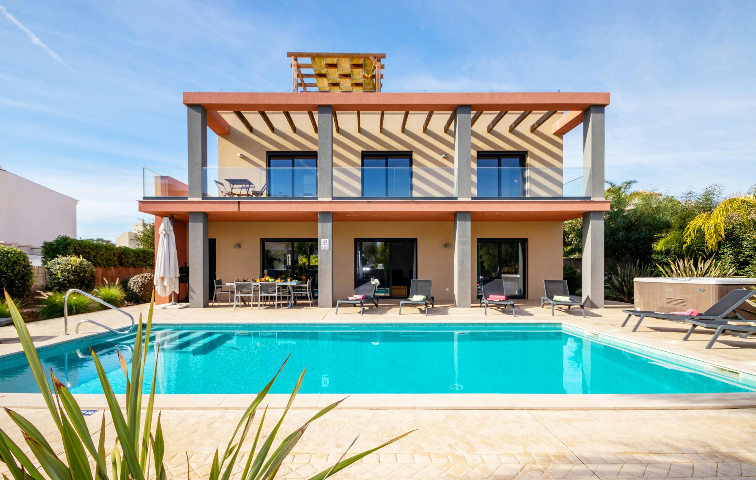 Quinta Gale Guia: Spacious 4-Bedroom Apartment with Sea Views, Algarve