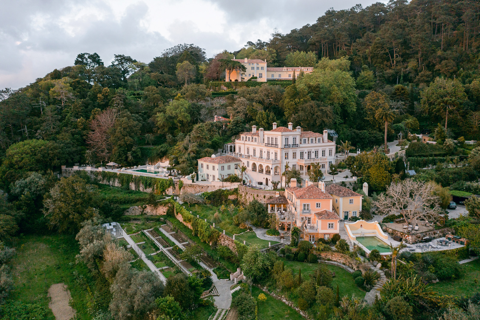 Quinta Penedo Sintra: Luxury 14-Bedroom Villa with Pools and Garden, Sintra