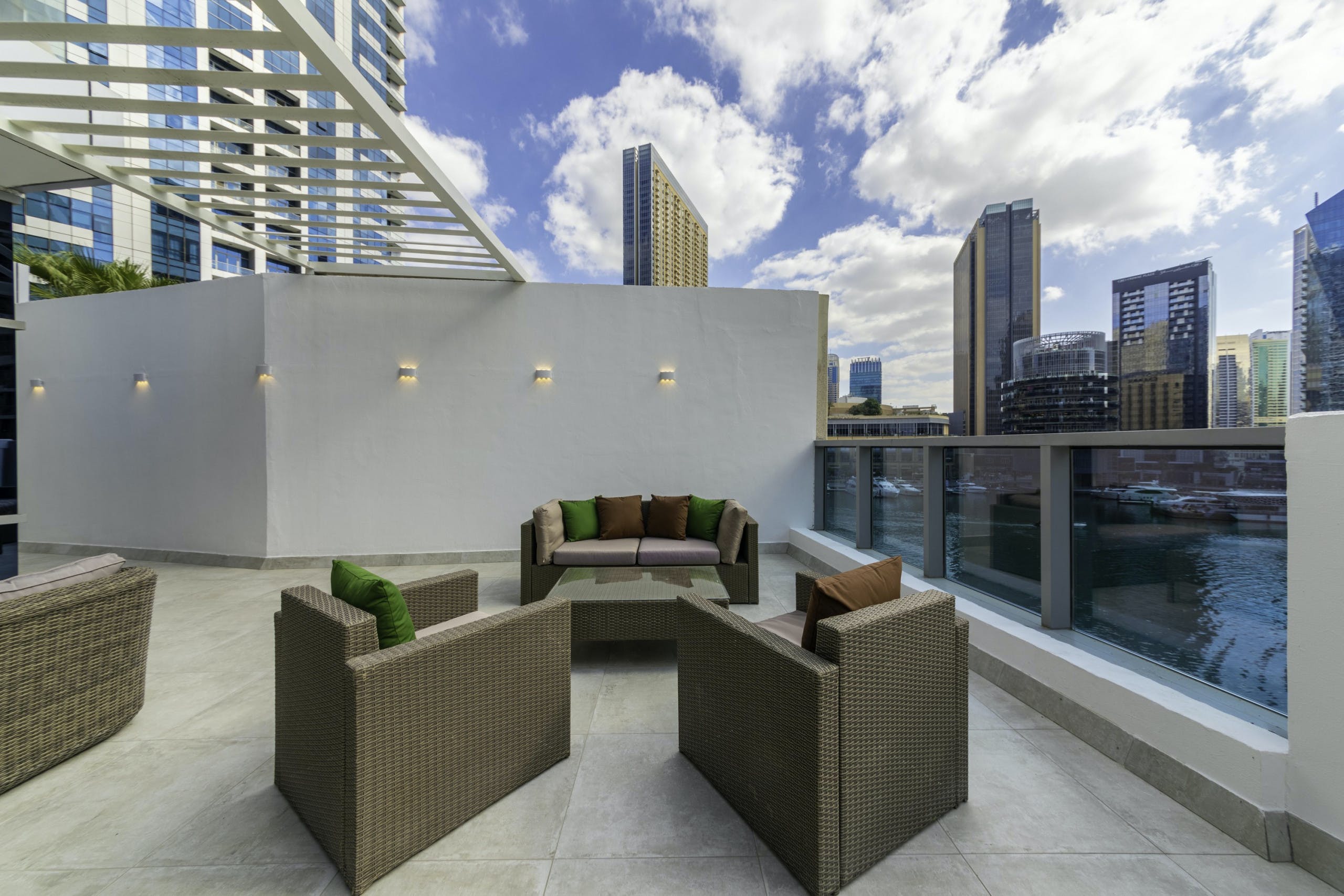 Riad Shams Dubai: Spacious 4-Bedroom Luxury Apartment with Stunning Marina Views, Dubai Marina