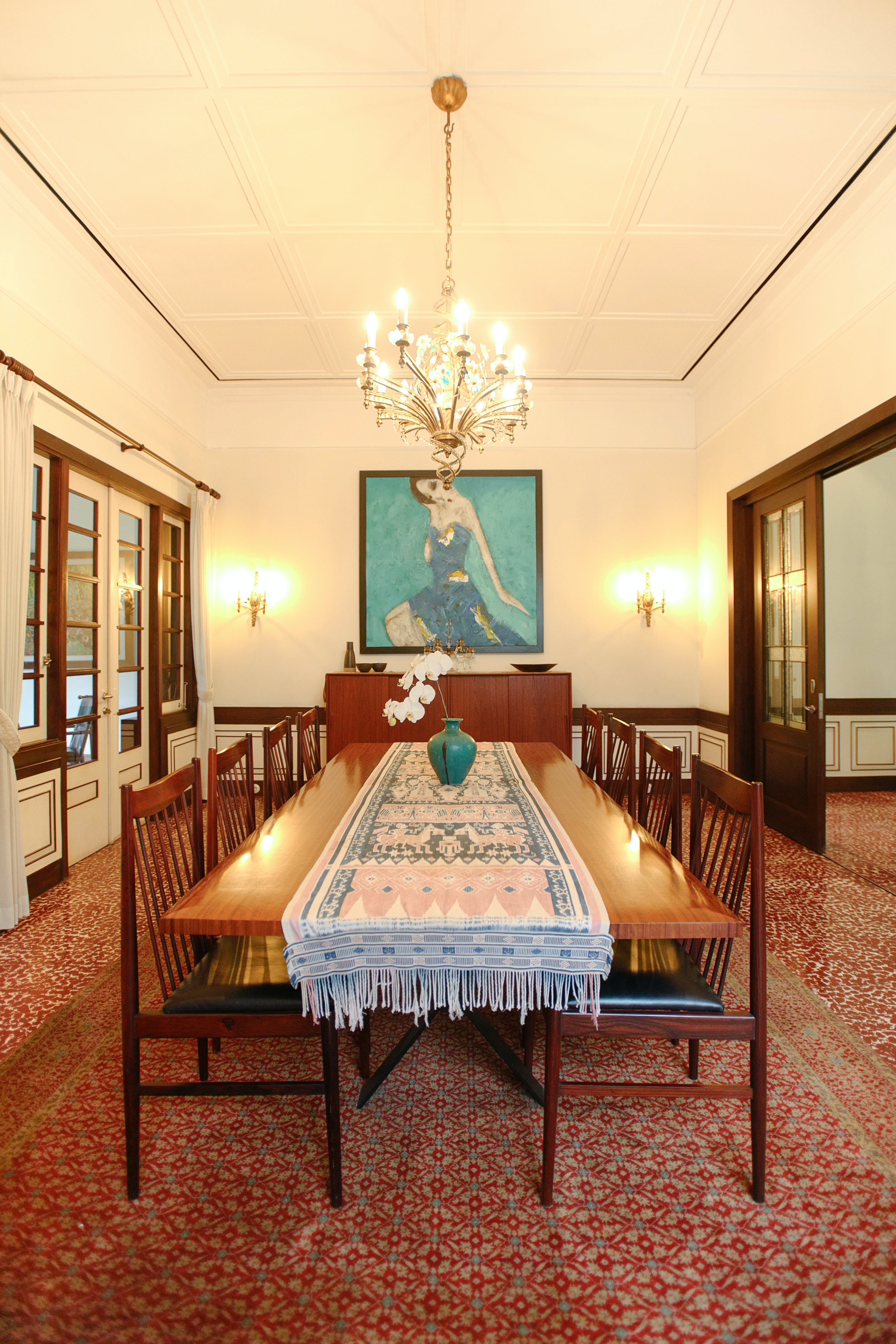 Rumah Tangkuban Bandung: Elegant 5-Bedroom Luxury Villa Rental with Colonial Charm, West Java