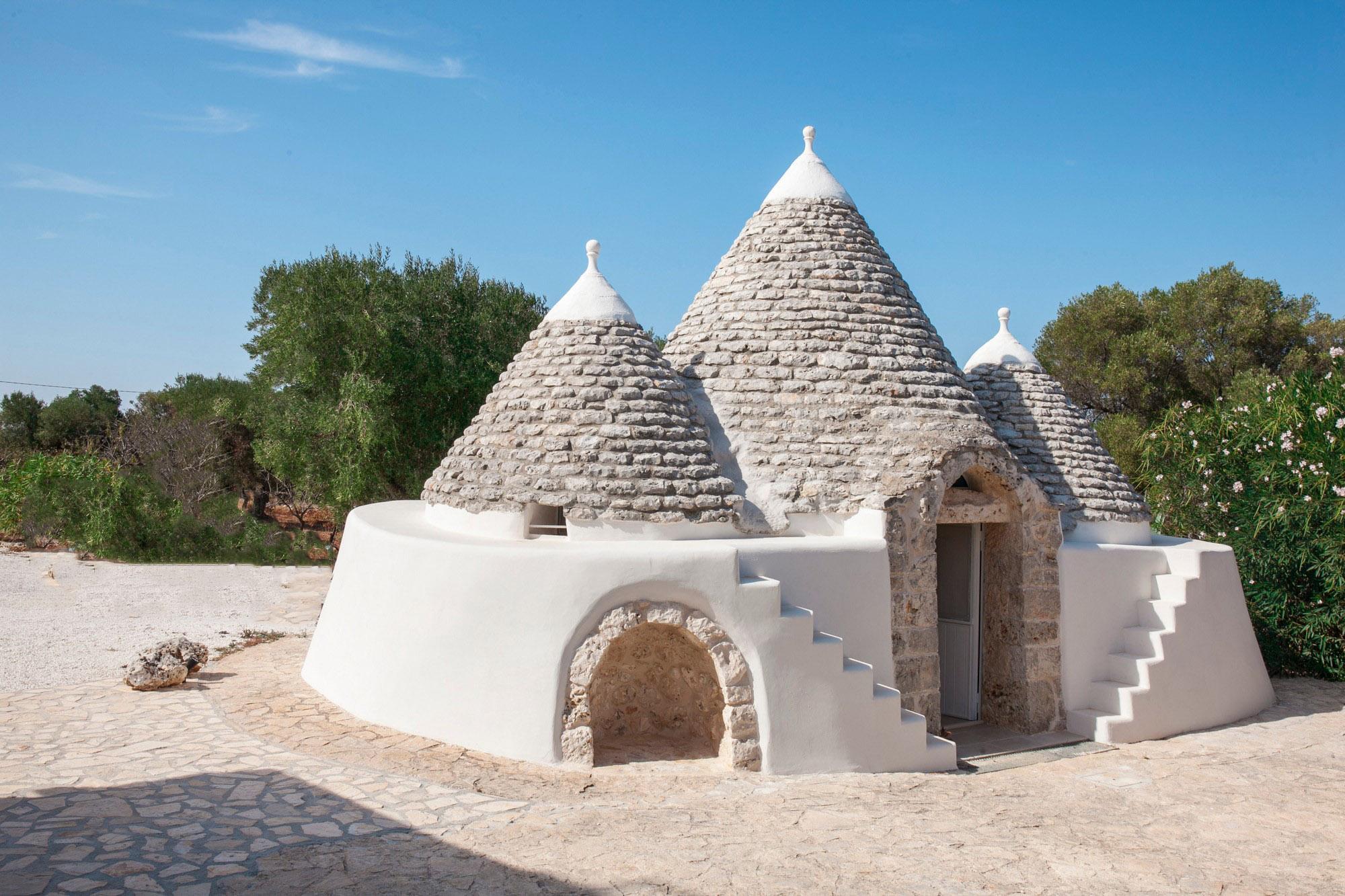 Trullo Bianca Ostuni: 4-Bedroom Luxury Apartment with Pool Near Beach, Ostuni