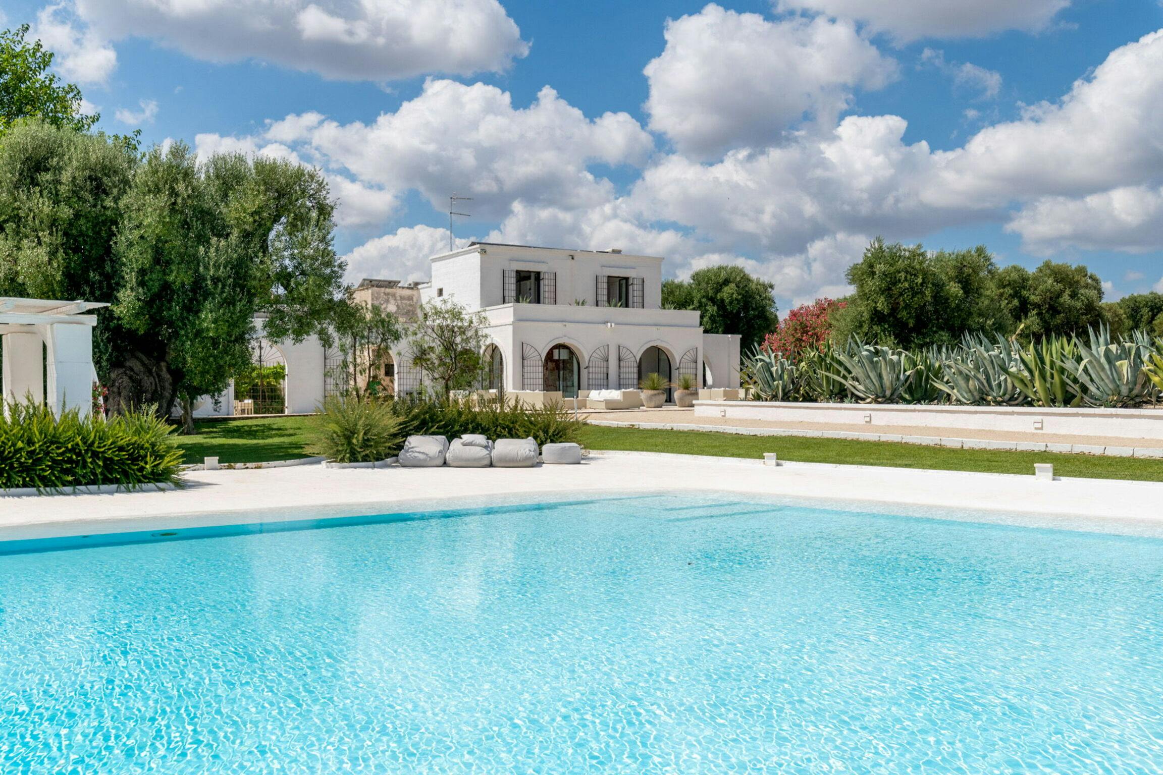 Trullo Biancospino Ostuni: 9-Bedroom Luxury Villa with Pool and Sea Views, Ostuni