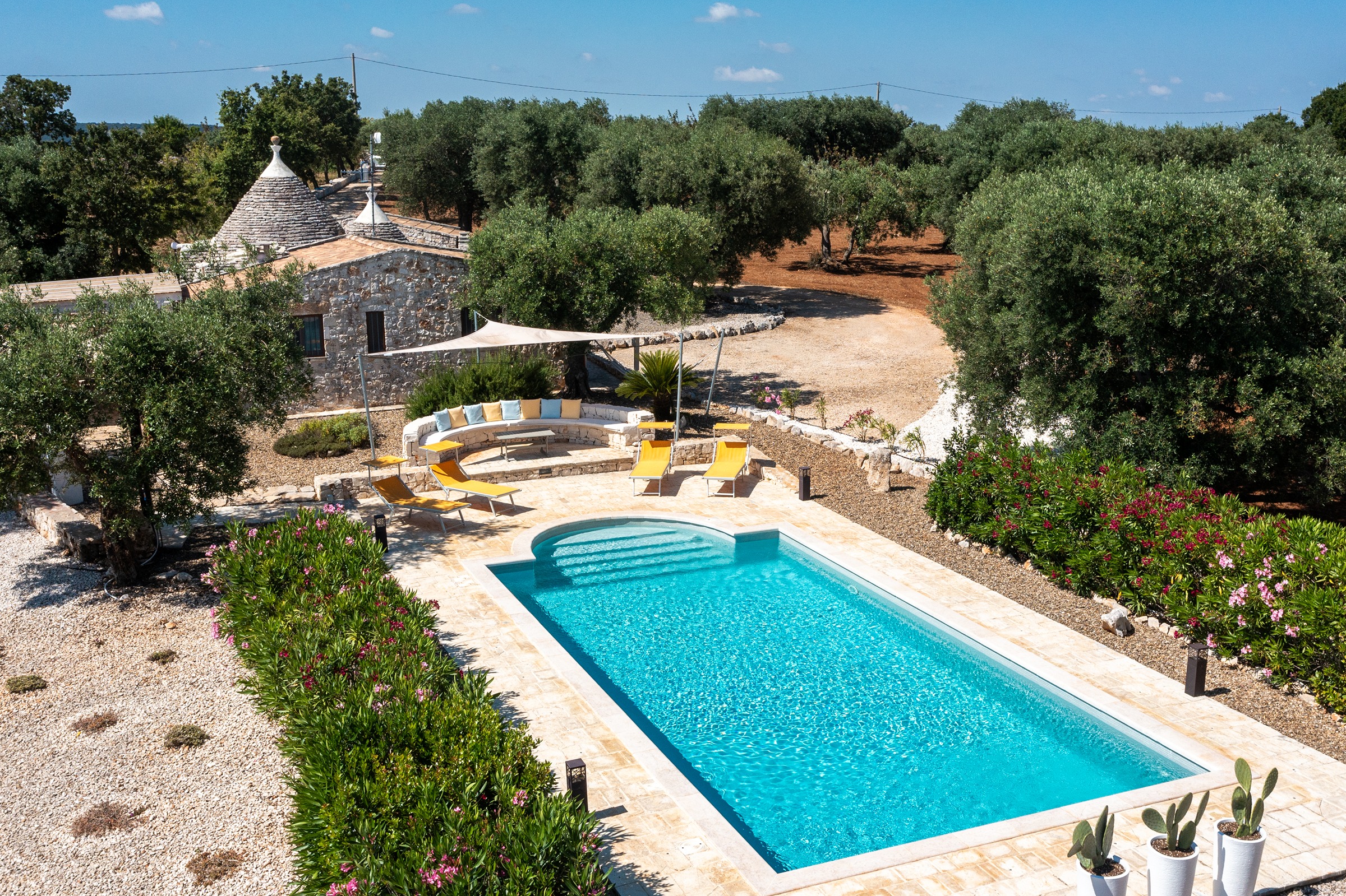 Trullo Mandorlo Locorotondo: Charming 2-Bedroom Apartment with Pool and Hot Tub, Puglia