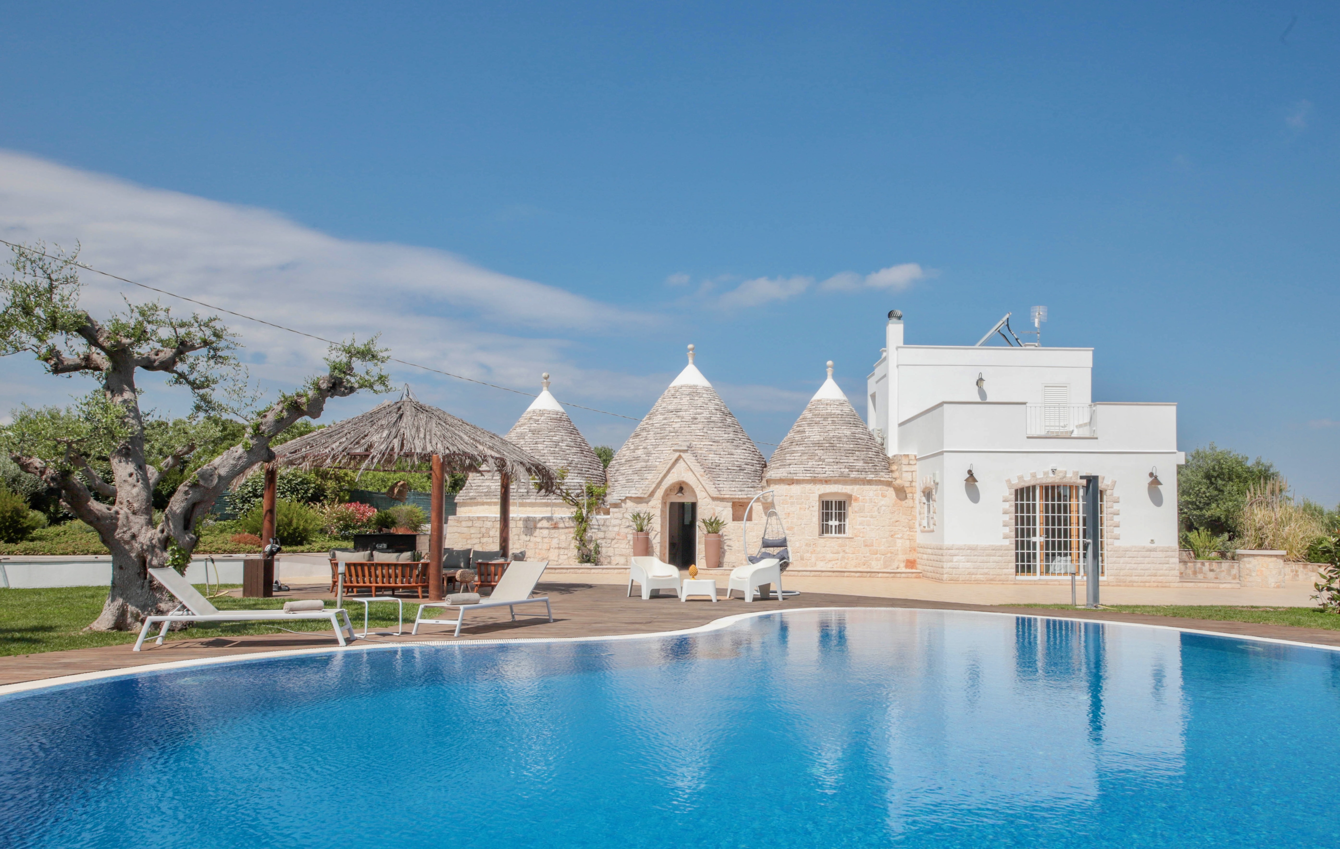 Trullo Mistral Monopoli Puglia: Luxury 4-Bedroom Villa with Seaview and Pool, Puglia